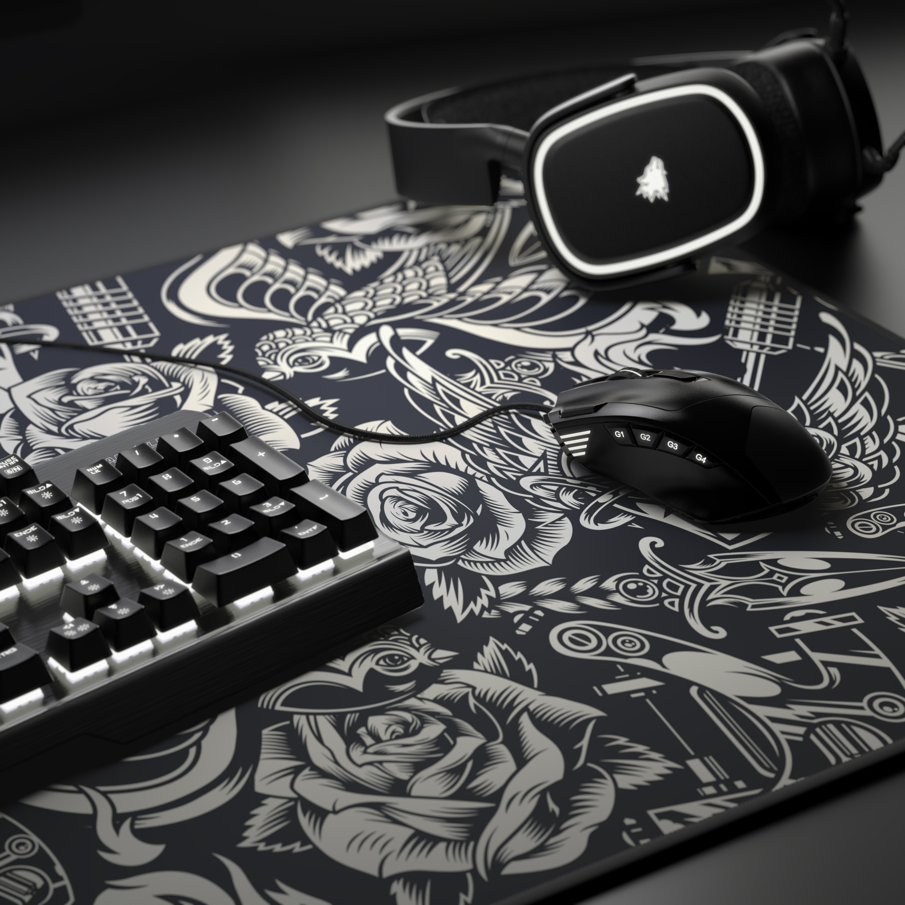 Gaming-Setup mit Tastatur, Maus und Headset auf einem schwarzen floralen Mauspad.
