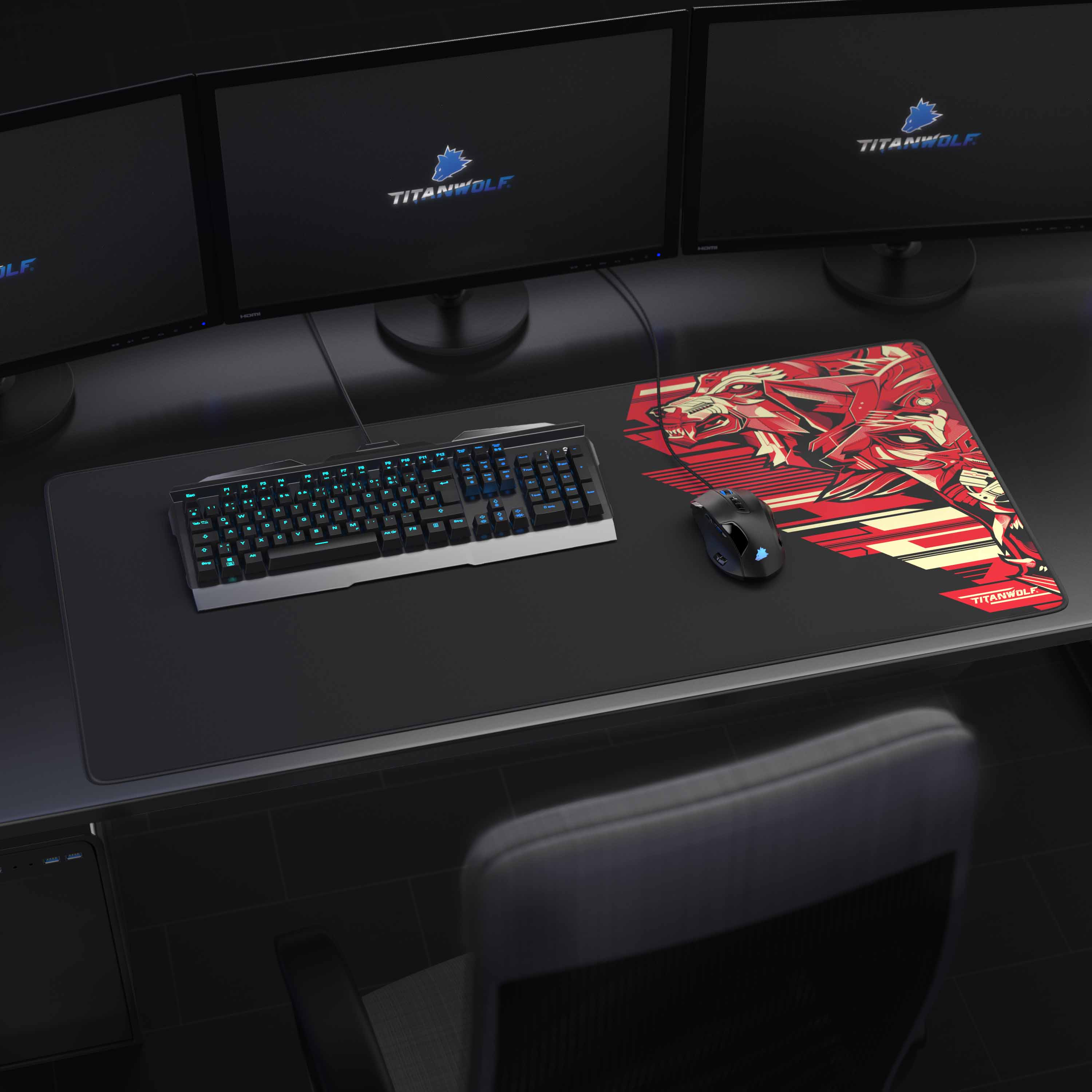 Gaming-Setup mit Mauspad, Tastatur, Maus und drei Monitoren. Titanwolf-Mauspad mit rotem Design.