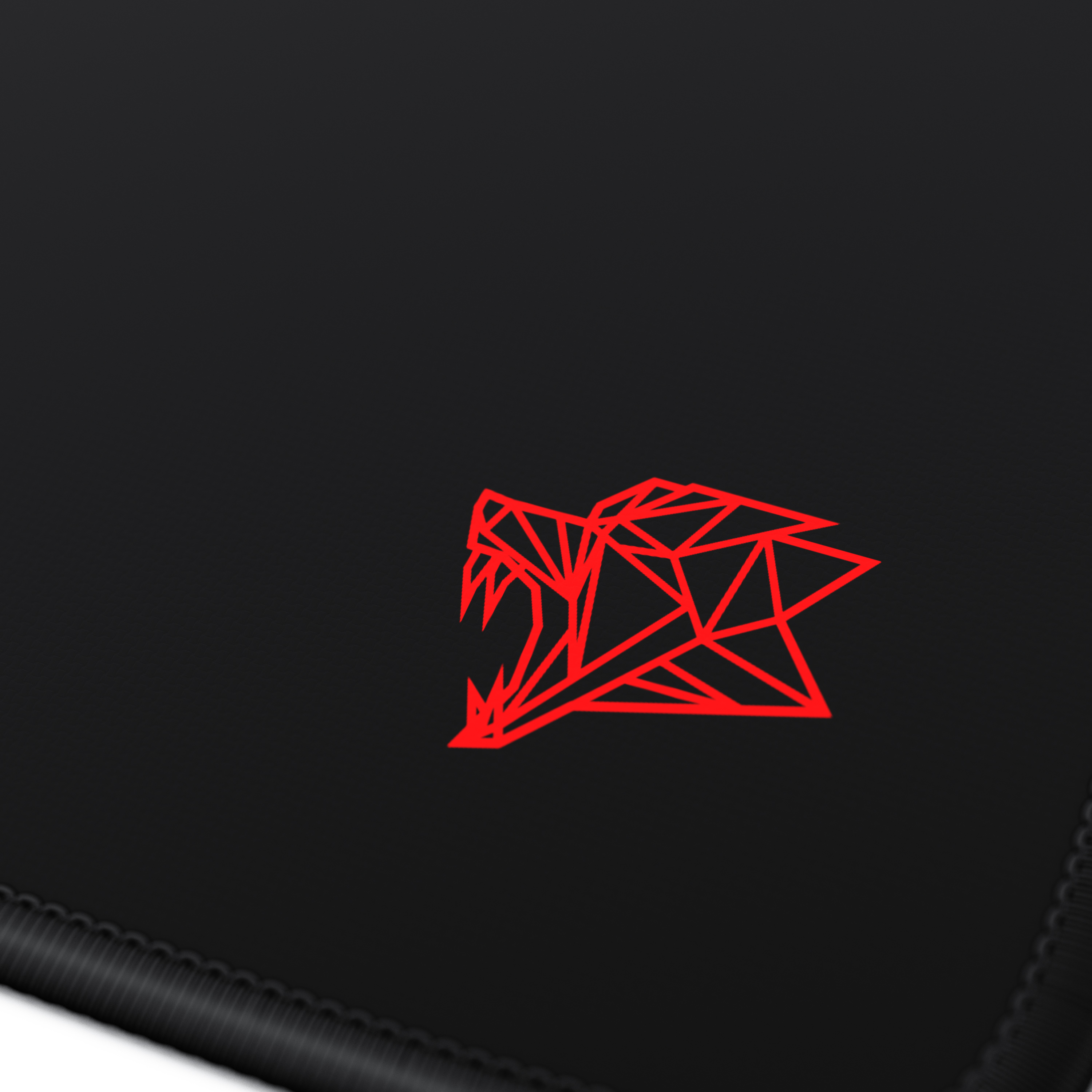 Schwarzes Mauspad mit rotem geometrischen Bärenkopf-Logo.