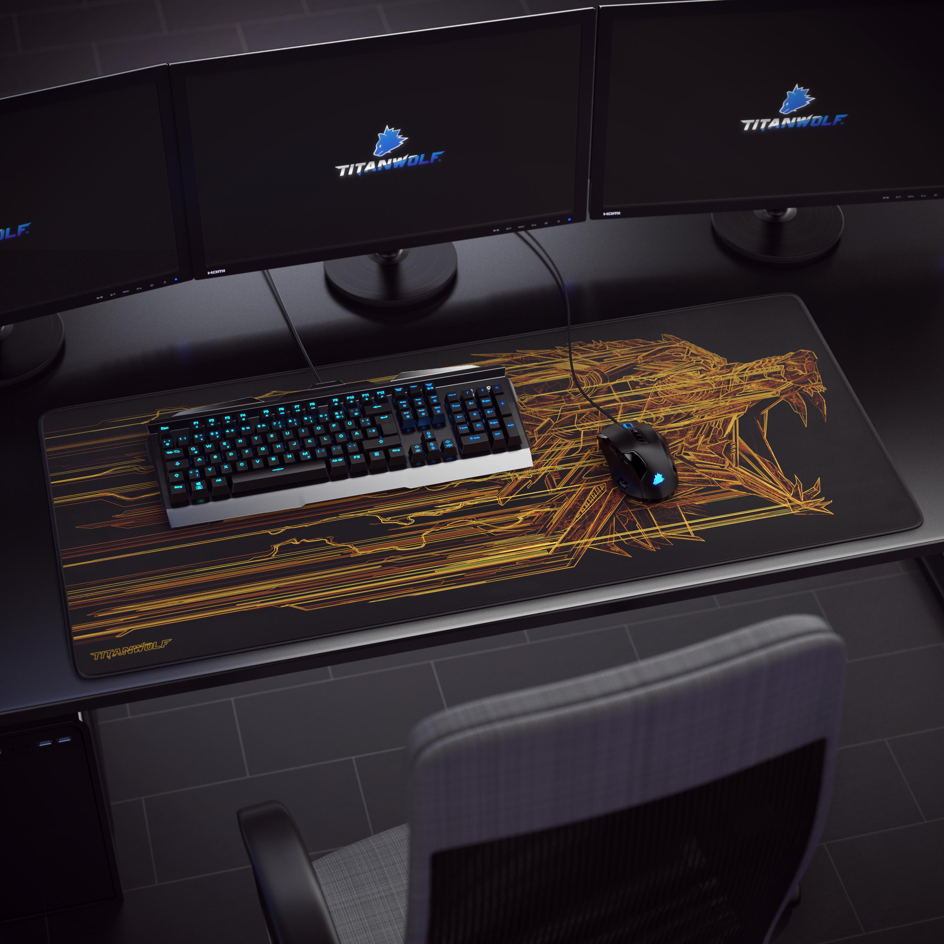 Gaming-Setup mit drei Monitoren, Tastatur, Maus und Mauspad mit Drachendesign. Der Schreibtisch ist schwarz.