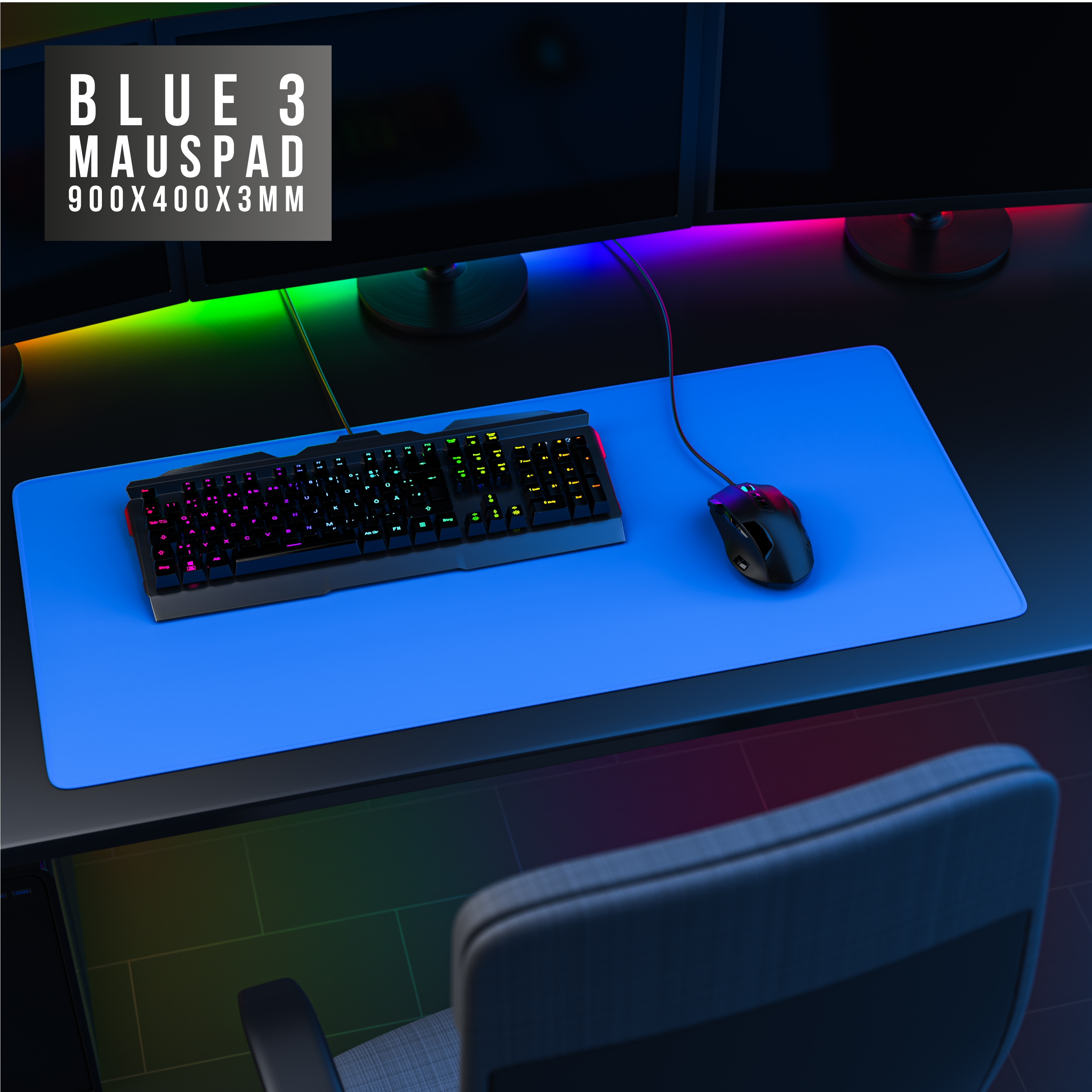 Blaues Mauspad mit Tastatur und Maus. Schwarzer Schreibtisch, mehrere Monitore.