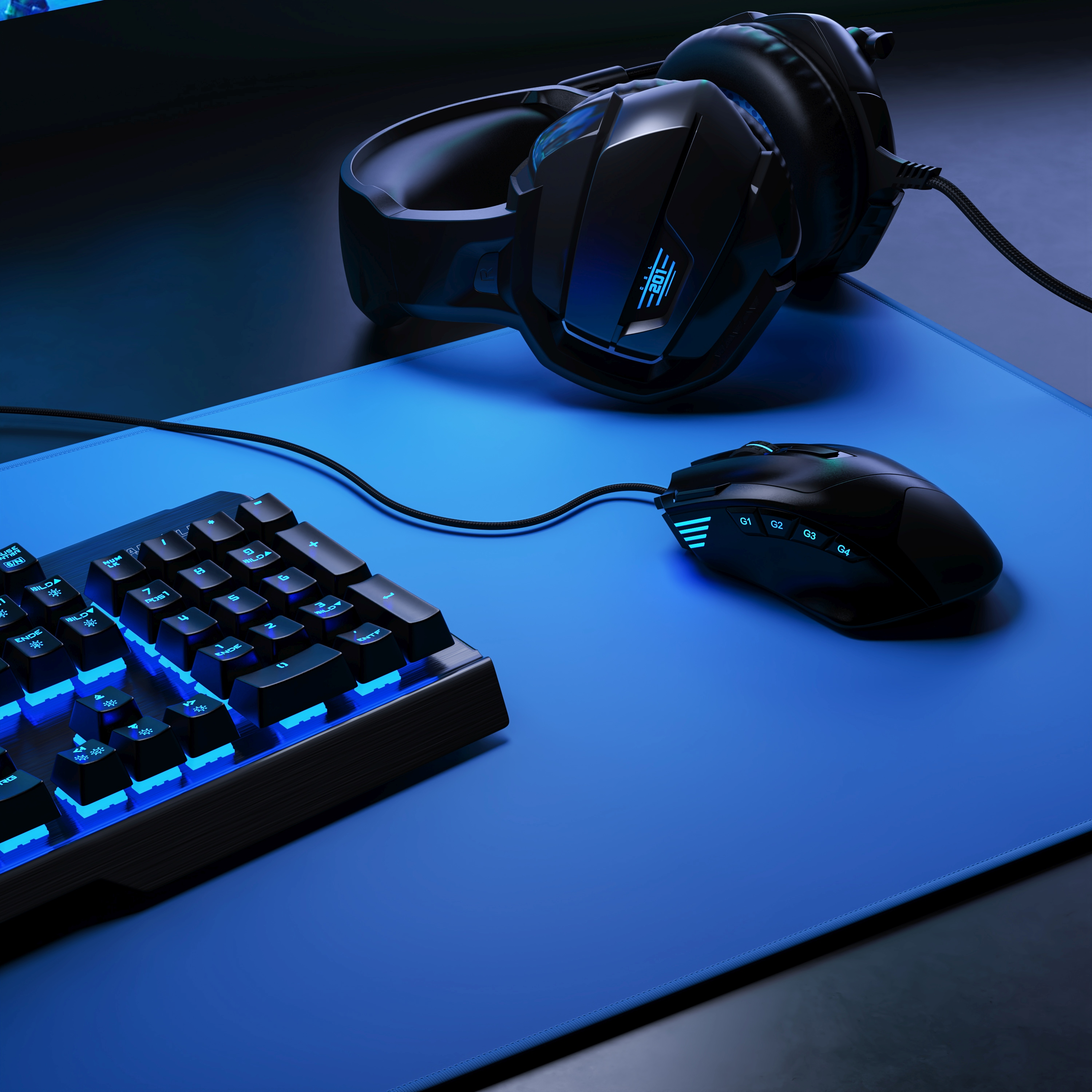 Blaues Mauspad mit Tastatur, Maus und Kopfhörern auf dunkler Oberfläche.