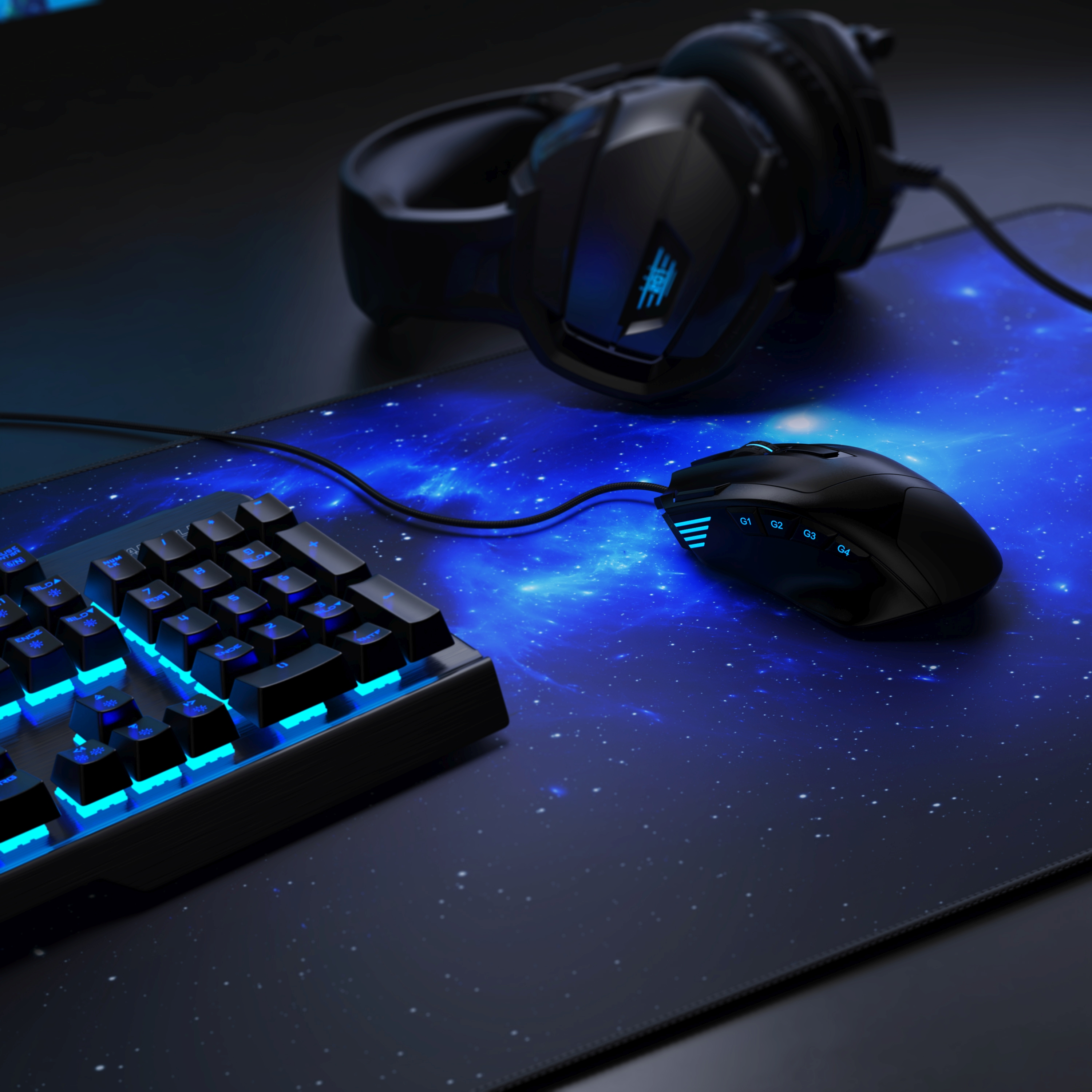 Gaming-Setup mit blau beleuchteter Tastatur und schwarzer Maus. Mauspad mit Galaxie-Design.