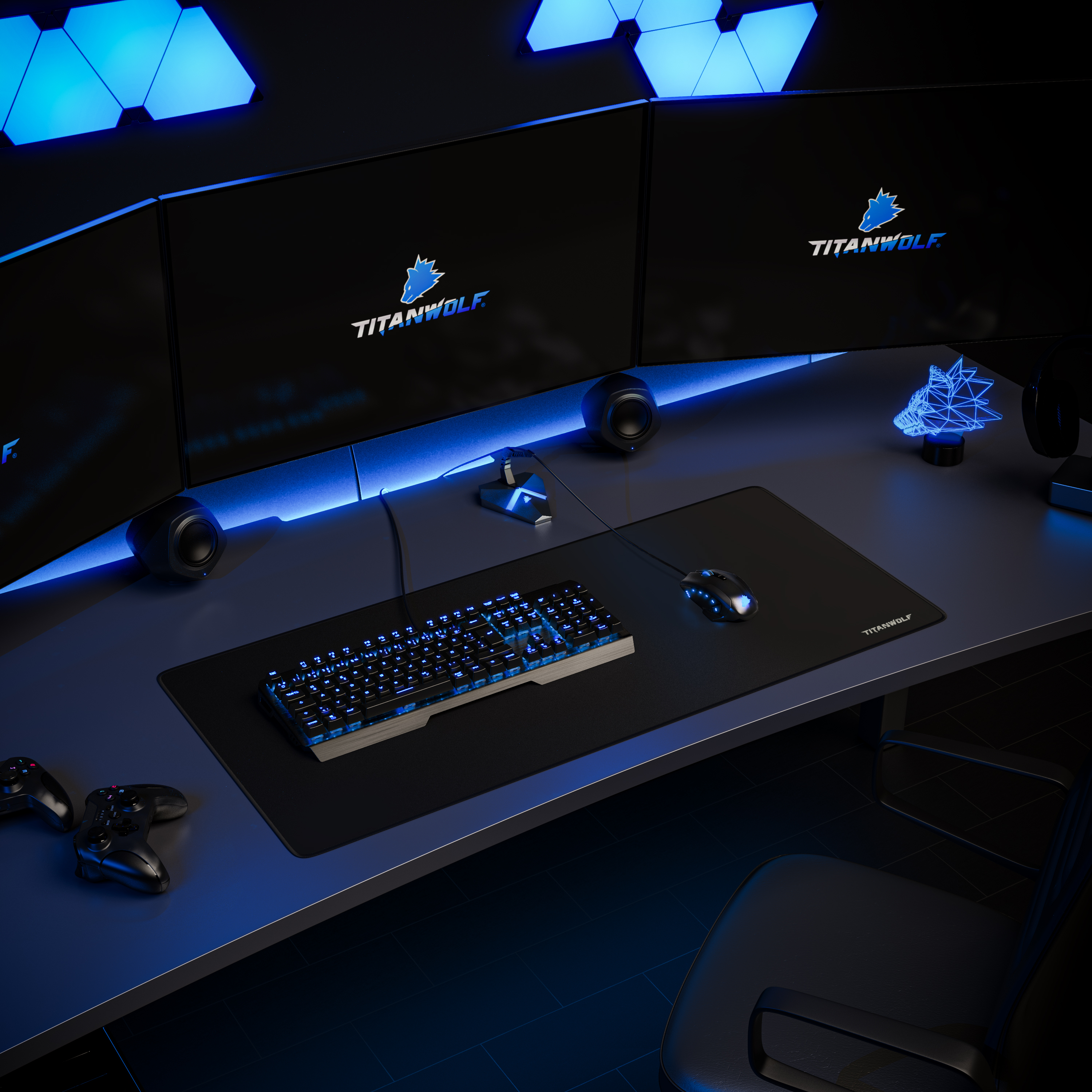 Ein Gaming-Setup mit drei Monitoren, einer Tastatur, einer Maus und einem großen Mauspad. Das Setup hat eine dunkle Ästhetik.