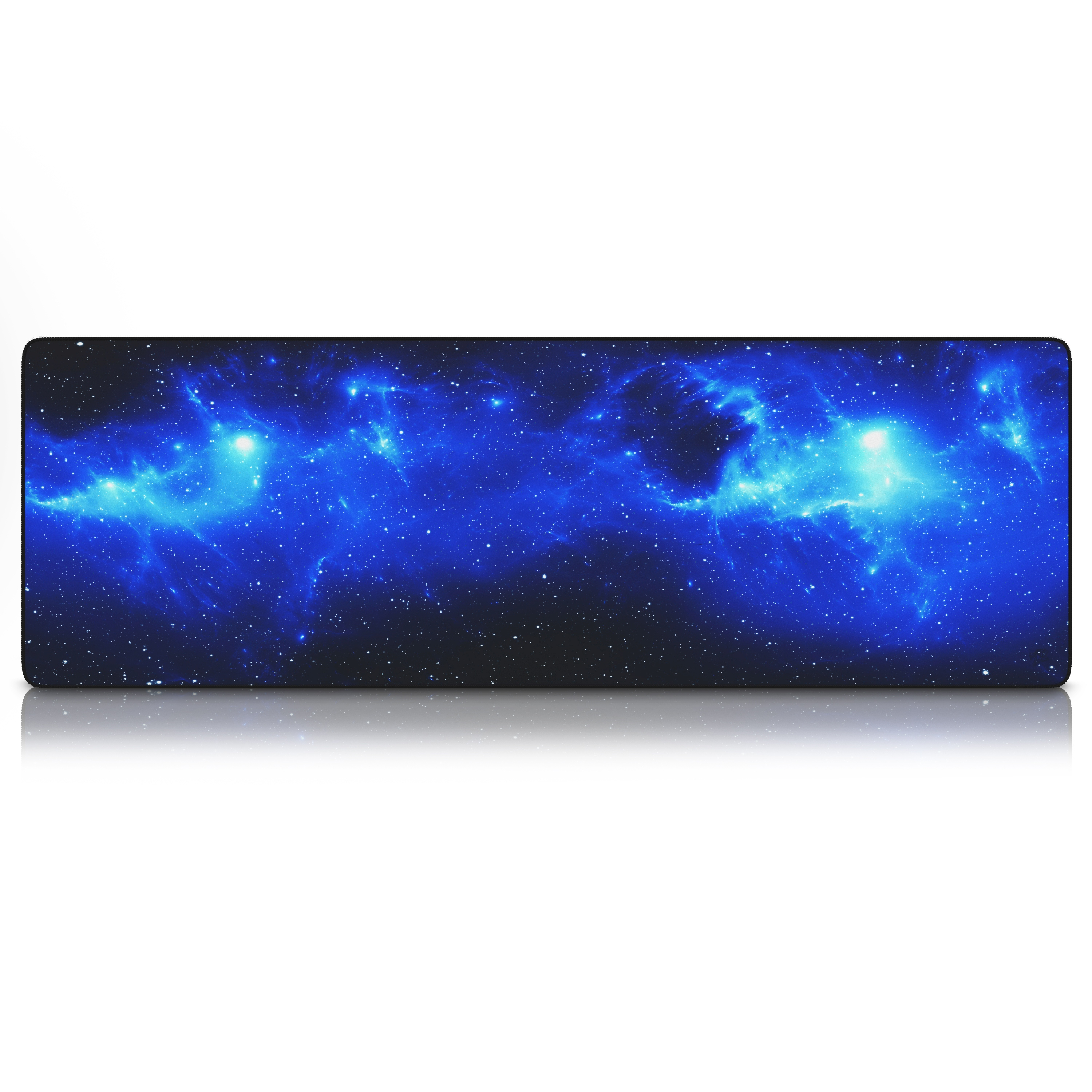 Breites blaues Galaxy-Mousepad mit Reflexion auf weißer Oberfläche.