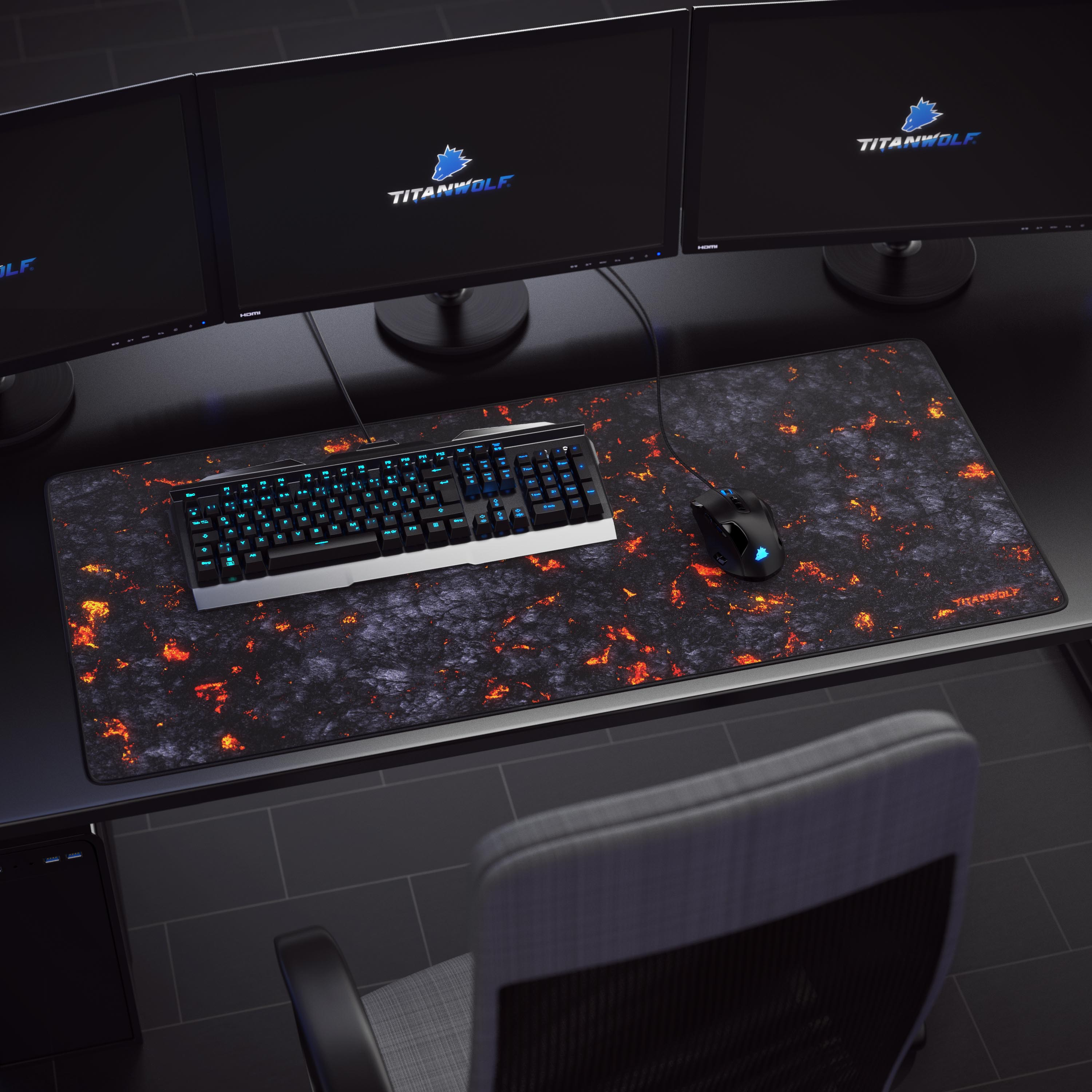 Ein Schreibtisch-Setup mit drei Monitoren, Tastatur, Maus und einem großen Mauspad mit Lava-Design.