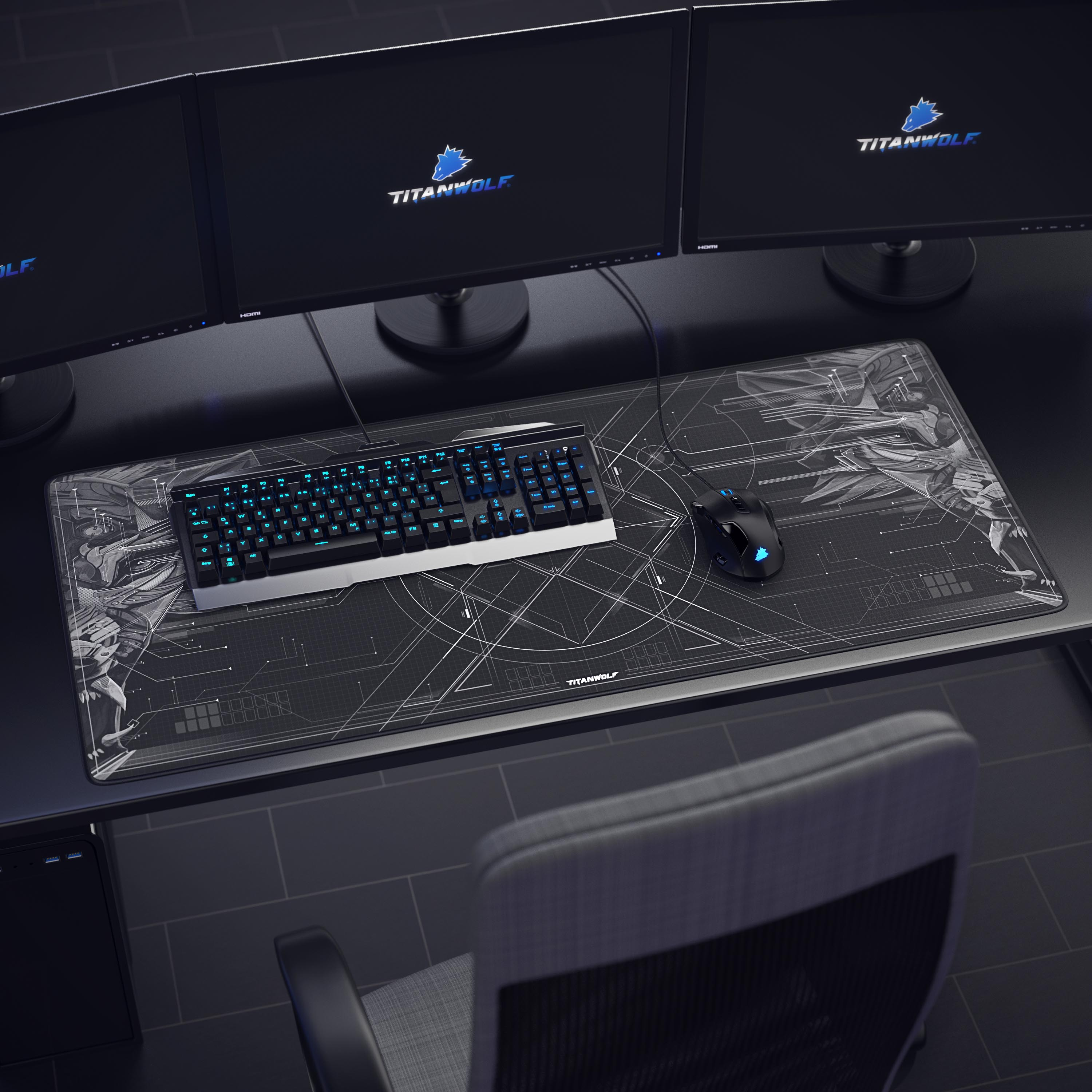 Schreibtisch mit Tastatur, Maus und Monitor-Setup auf einem gemusterten Mauspad.