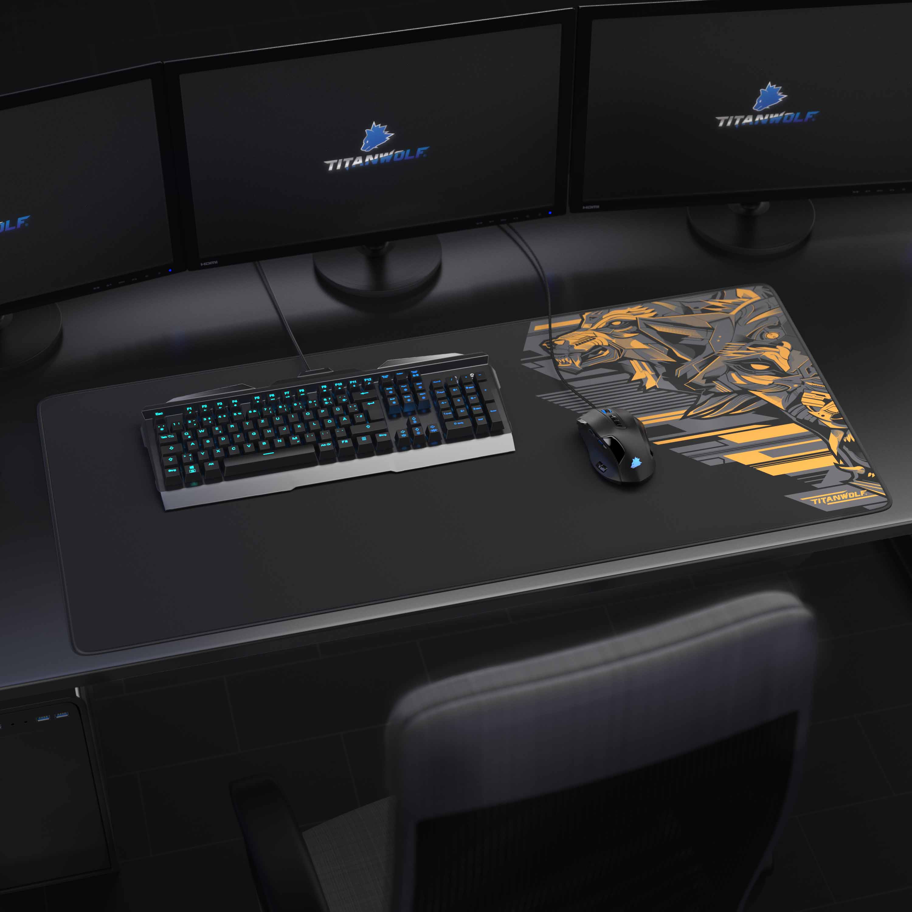 Gaming-Schreibtisch-Setup mit mehreren Monitoren, Tastatur, Maus und Mauspad.