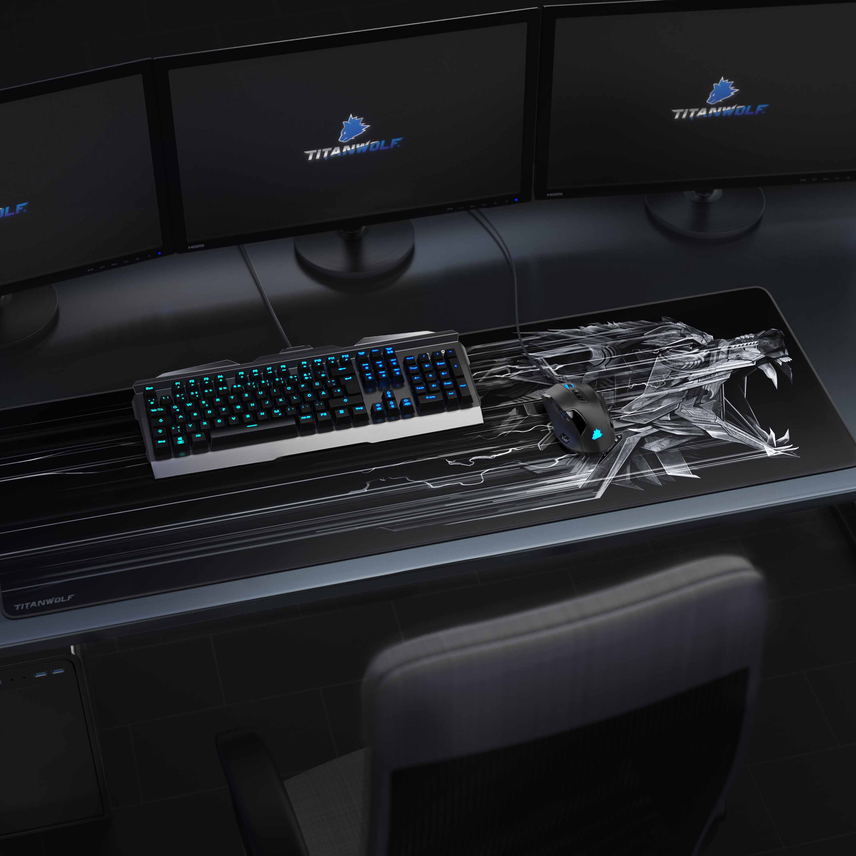 Gaming-Setup mit Tastatur, Maus und drei Monitoren. Mauspad mit Wolf-Design.