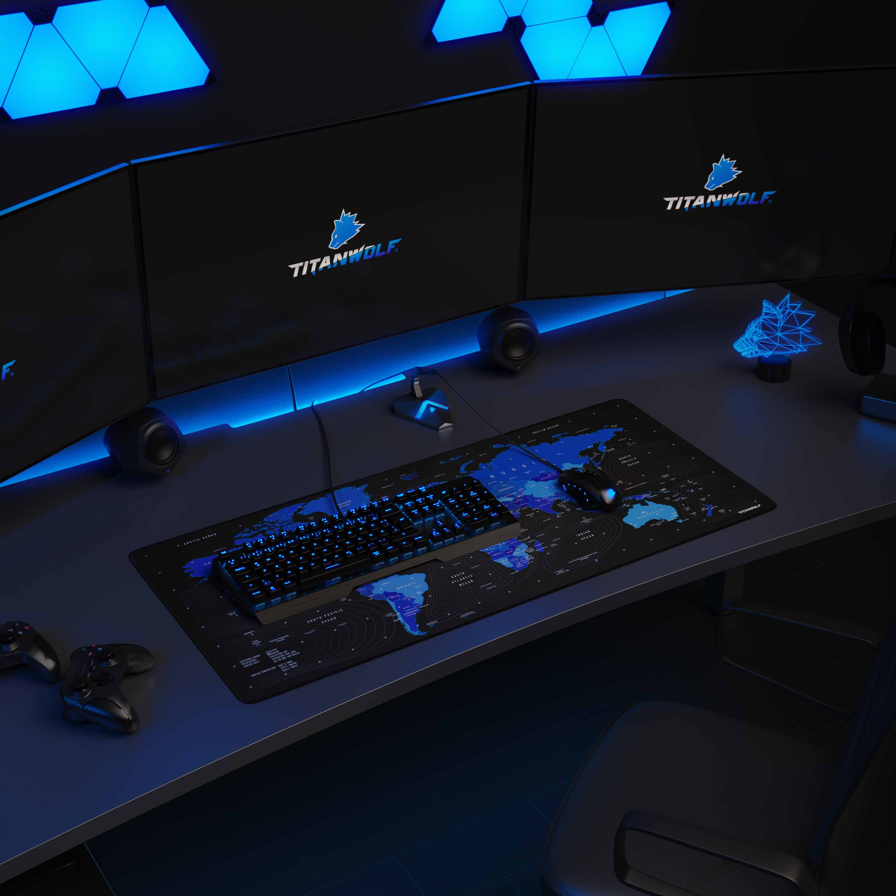 Gaming-Setup mit Monitoren, Tastatur, Maus und Mauspad. Blaue LEDs beleuchten die Szene.