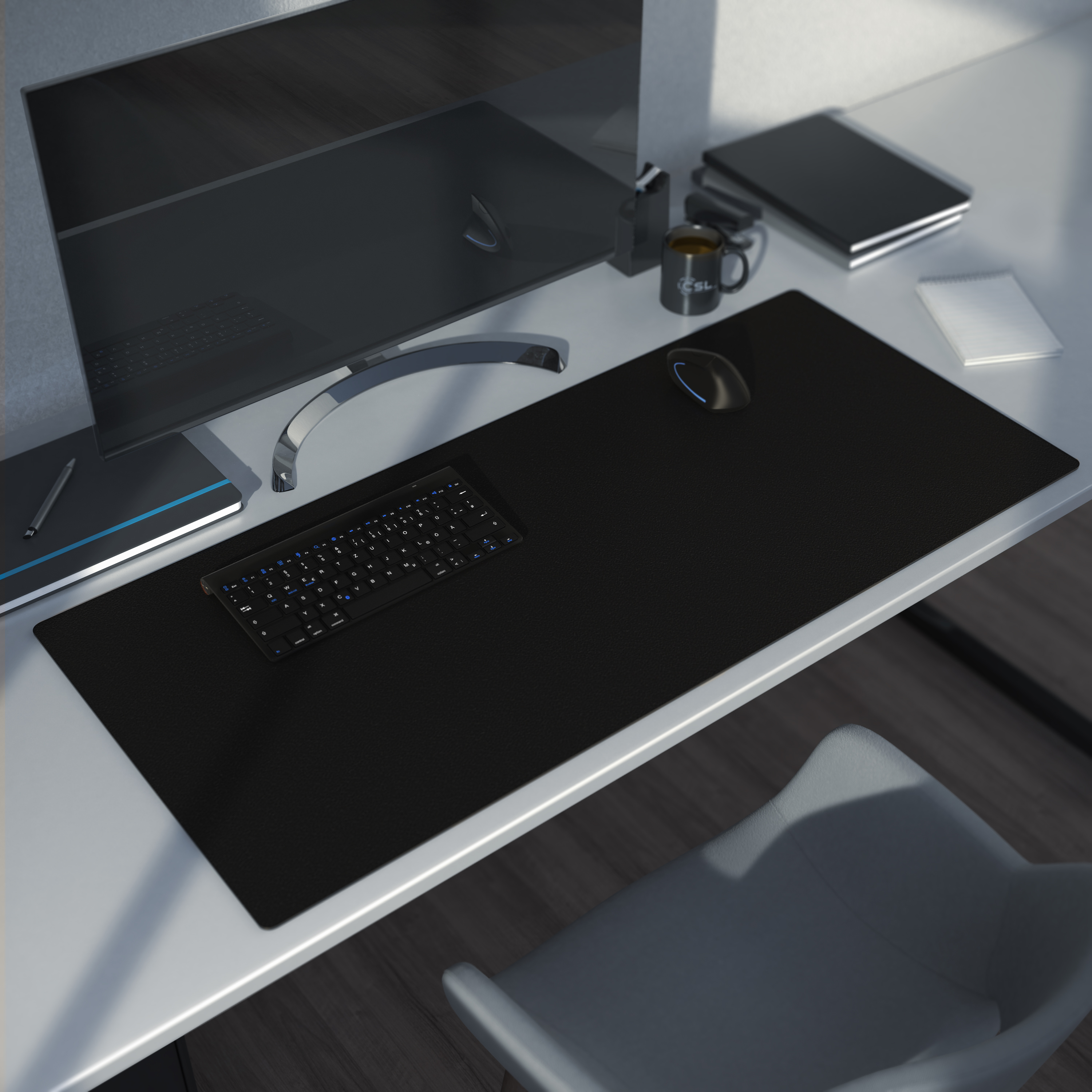 Eine schwarze Mausunterlage bedeckt einen weißen Schreibtisch. Tastatur, Maus, Monitor sind vorhanden.