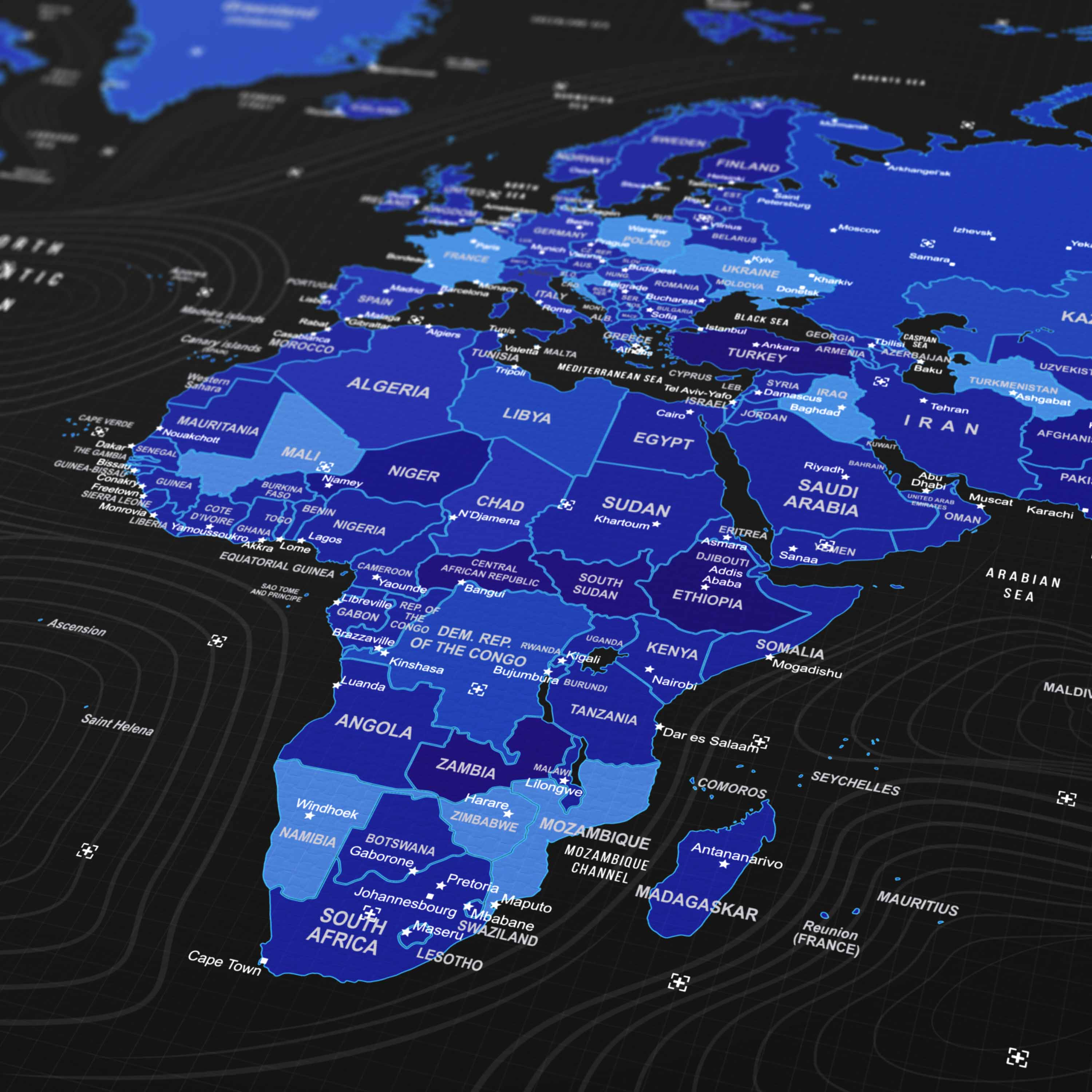 Eine detaillierte Weltkarte in Blau und Schwarz mit Ländernamen und Grenzen.