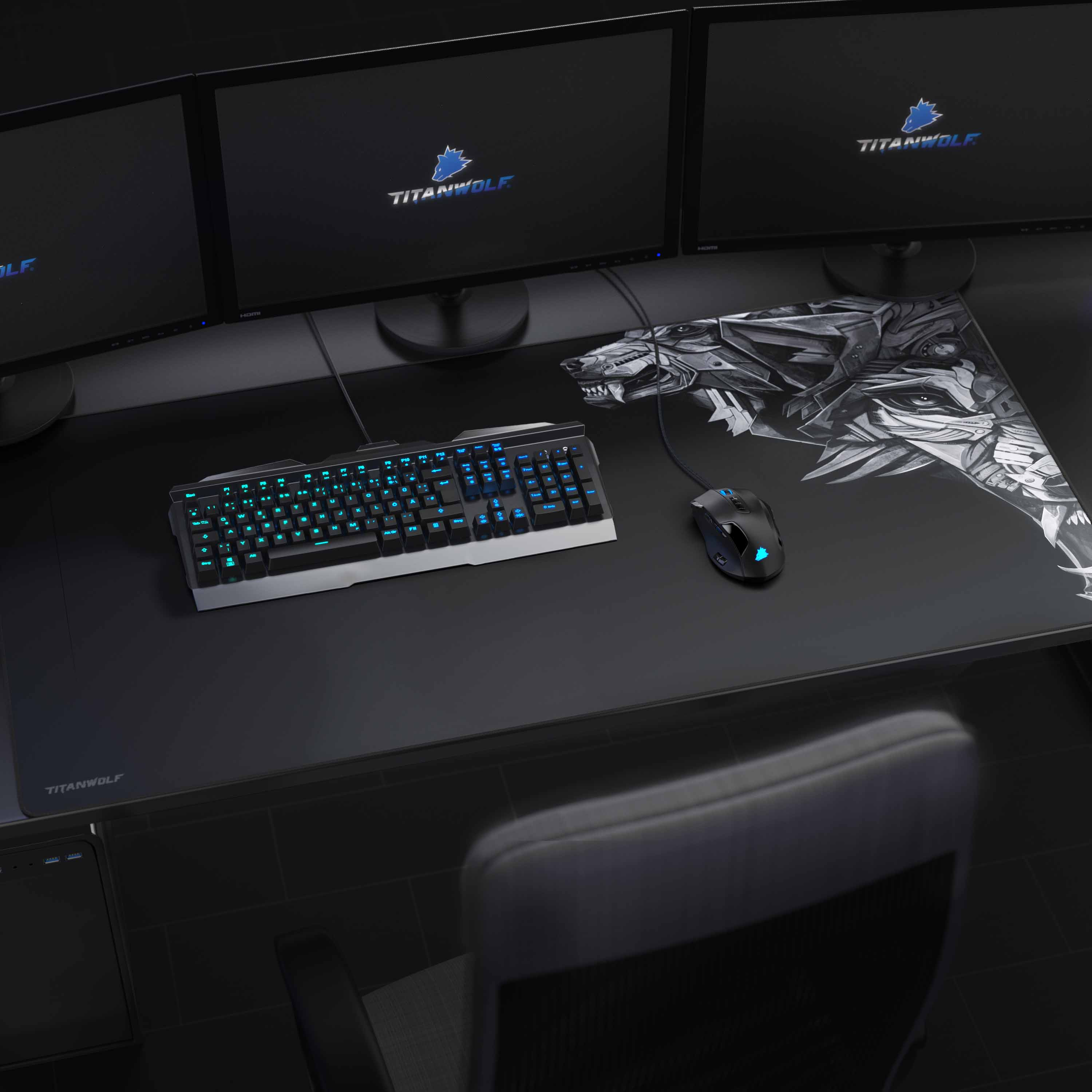 Ein schwarzer Schreibtisch mit Tastatur, Maus und drei Monitoren, alle mit der Marke TITANWOLF.