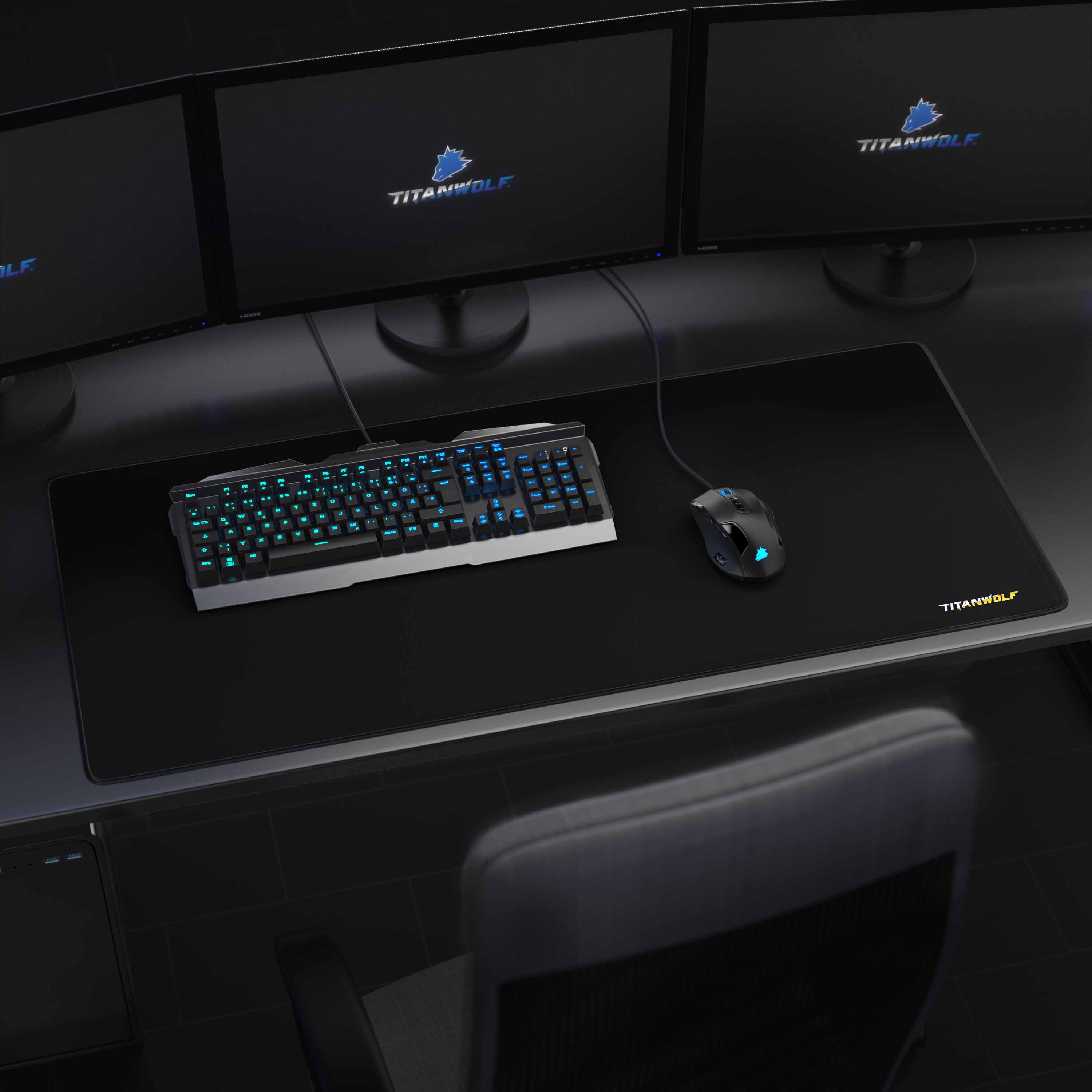 Schwarzes Gaming-Setup. Maus, Tastatur und Monitore. Titanwolf-Logo auf Pad.