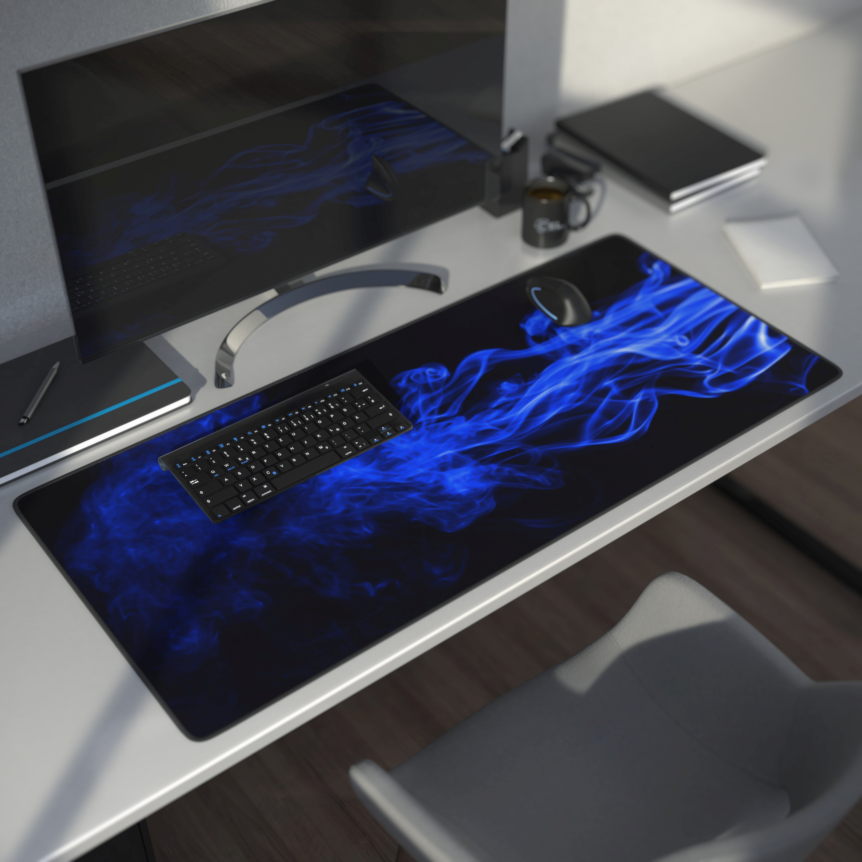 Schwarze Schreibtischunterlage mit blauem Rauchdesign, Tastatur, Maus und Computerbildschirm auf dem Schreibtisch.