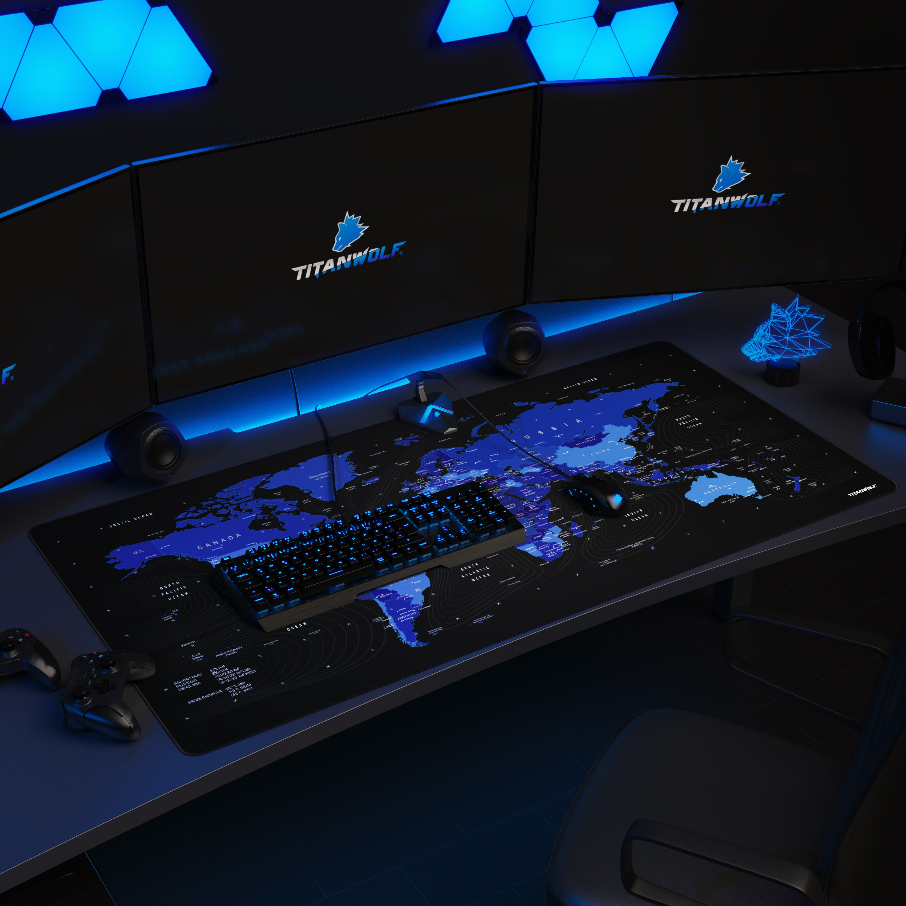 Gaming-Setup mit mehreren Bildschirmen, Tastatur, Maus und einem Mauspapier mit Weltkarten-Design.