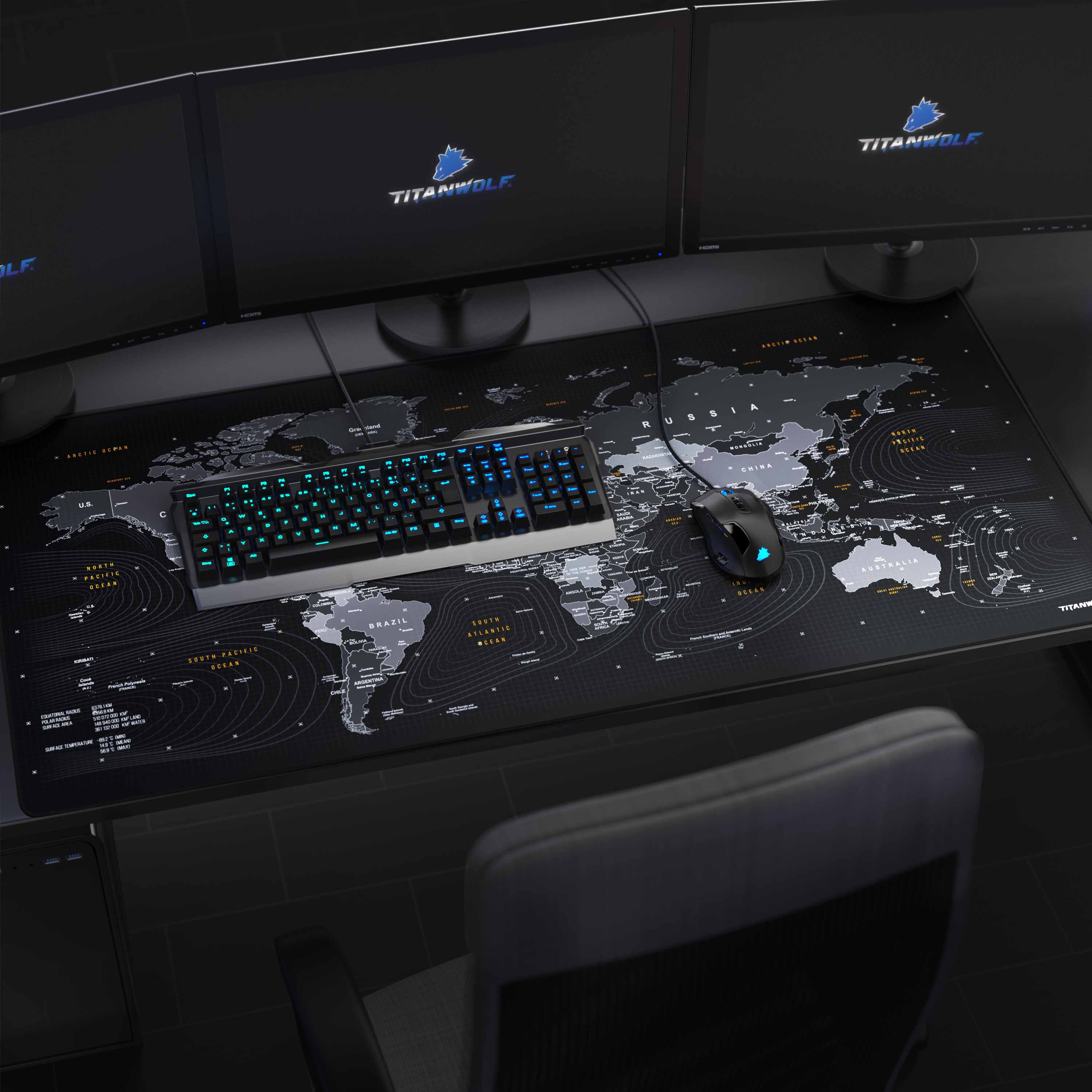Gaming-Schreibtisch-Setup mit drei Monitoren, Tastatur, Maus und Mauspad.