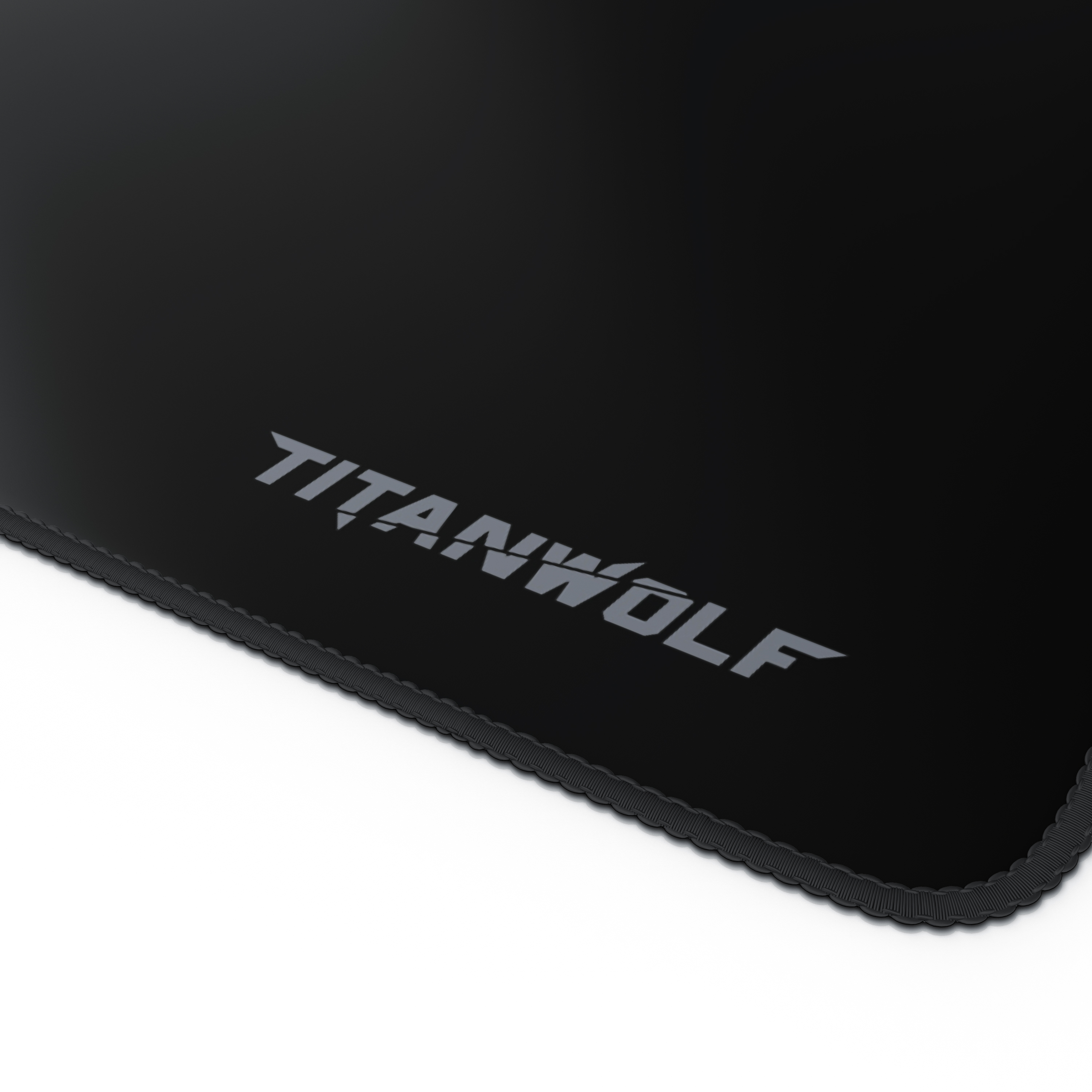 Schwarzes Mauspad mit 'TITANWOLF' in grauem Text in der unteren Ecke, weißer Hintergrund.