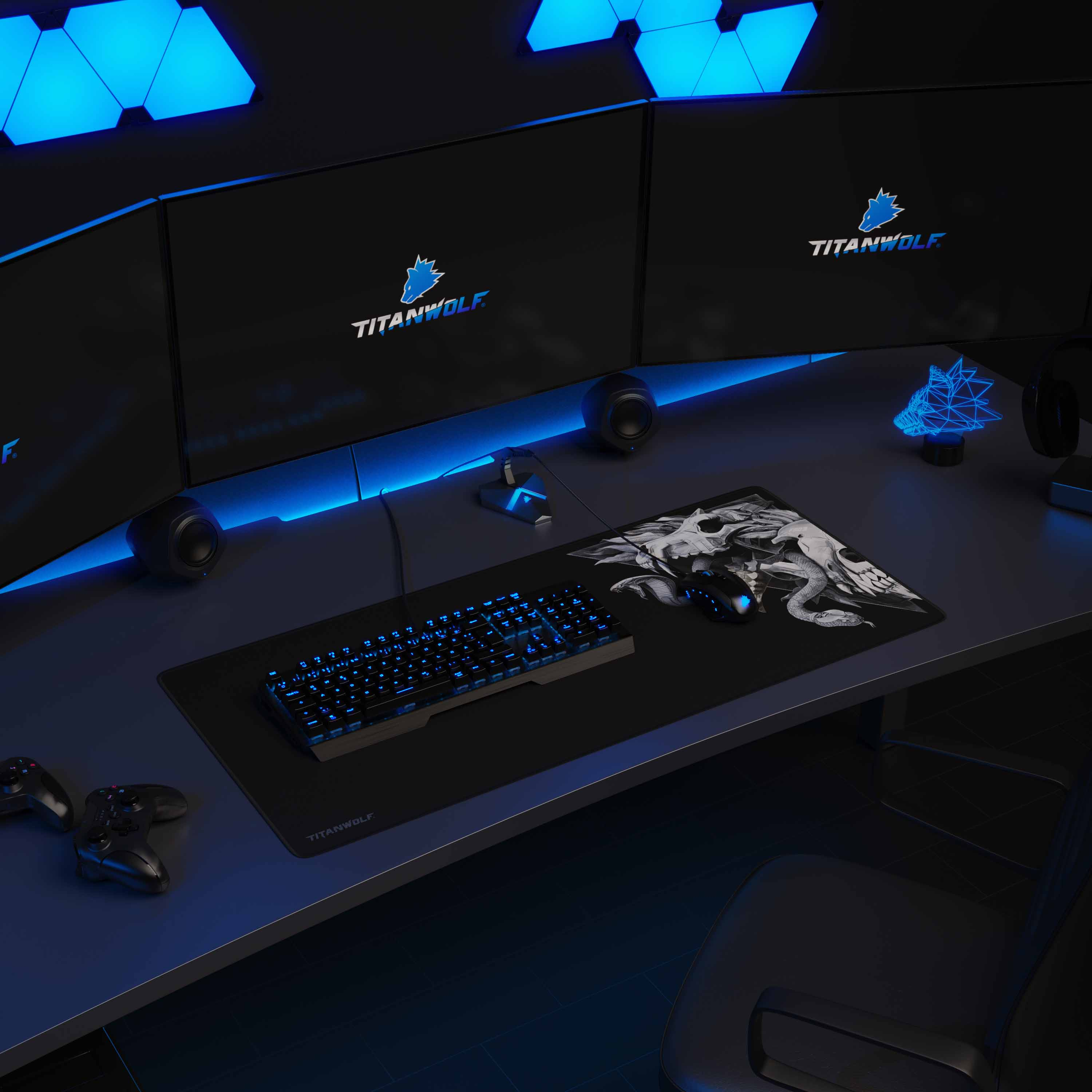 Gaming-Setup mit mehreren Monitoren, Tastatur und Maus auf einem Gaming-Schreibtisch, blaue Beleuchtung.