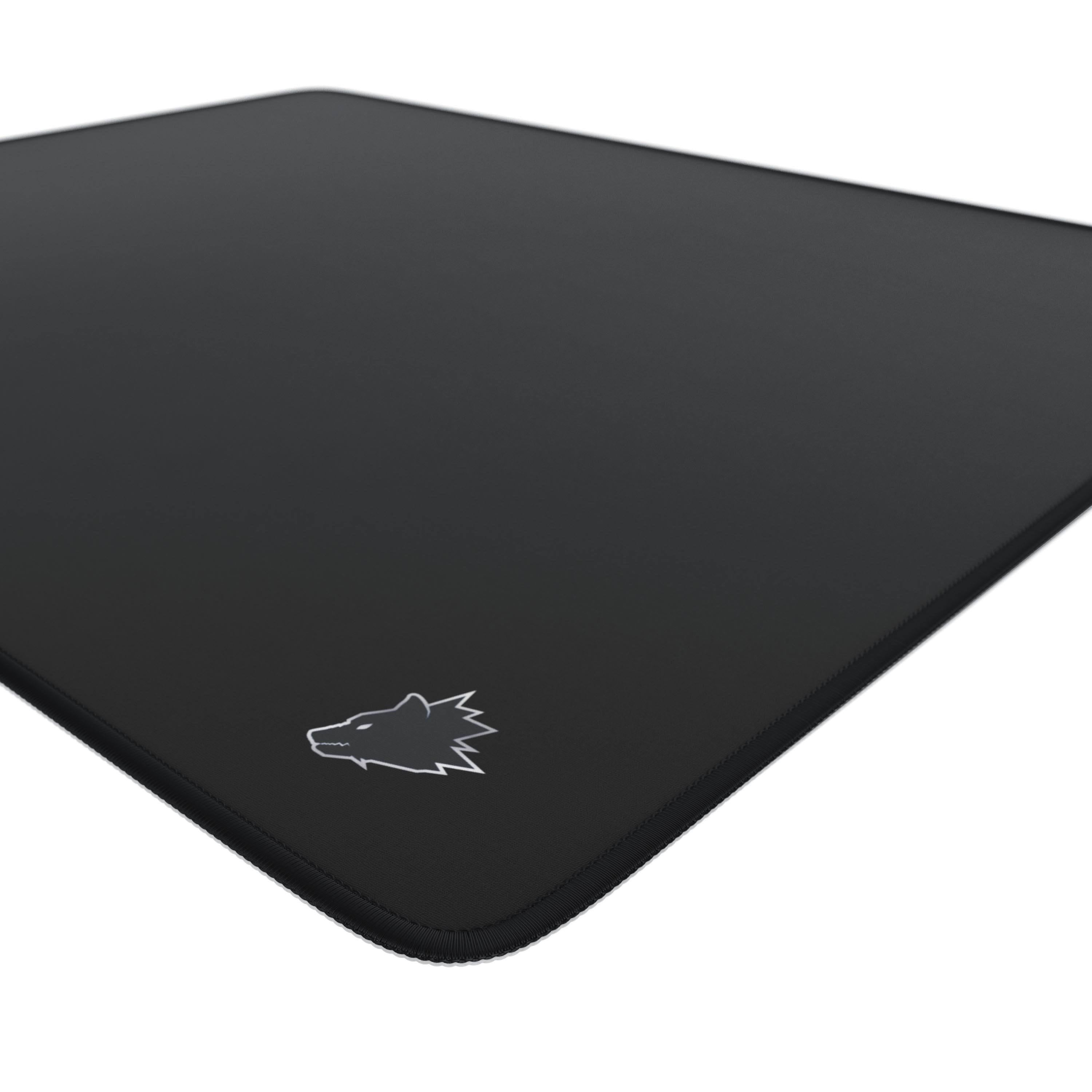 Schwarzes Gaming-Mauspad mit Wolf-Logo in der Ecke. Das Pad hat eine glatte, matte Oberfläche.