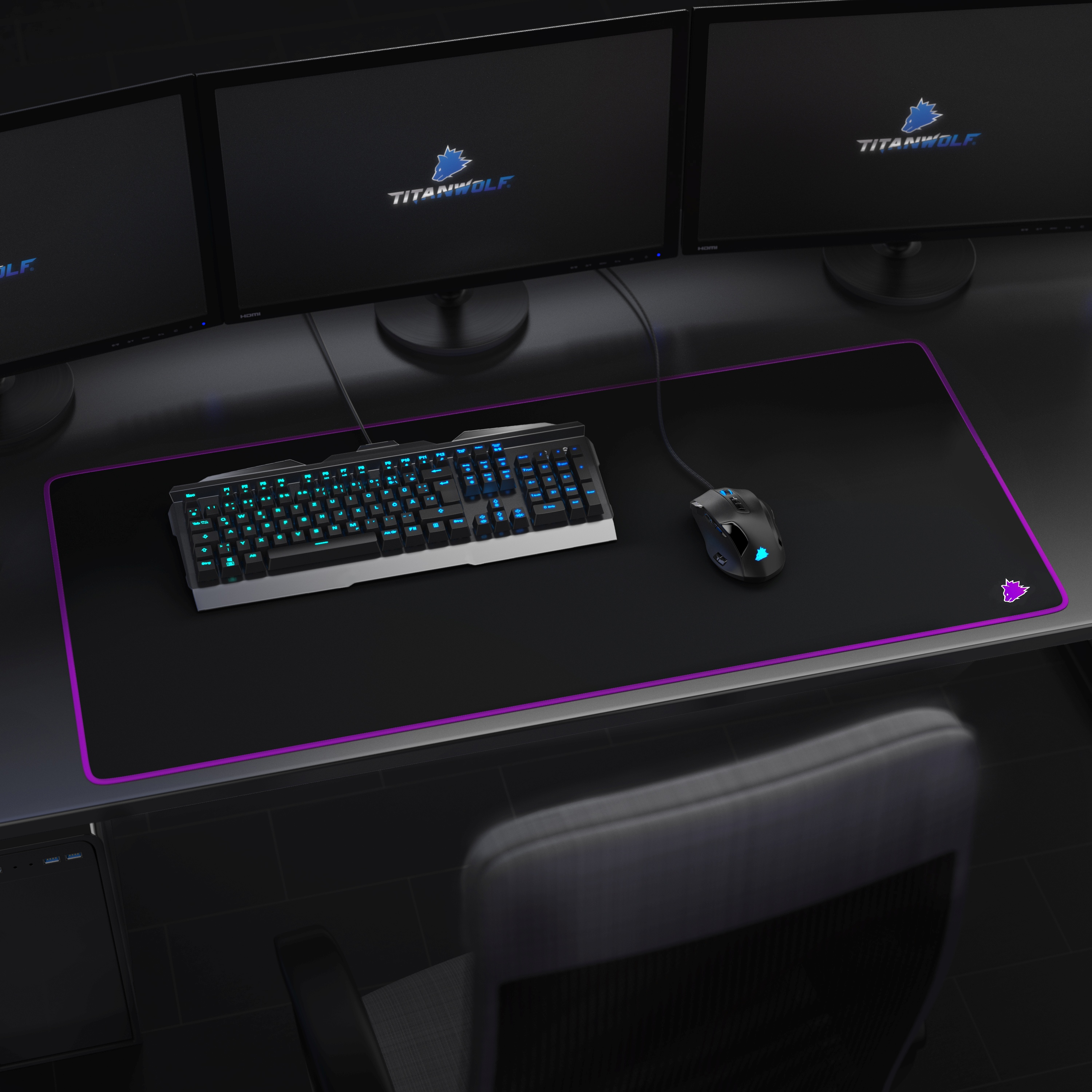 Ein Gaming-Setup mit Mauspad, Tastatur und Maus, mit drei Monitoren im Hintergrund.