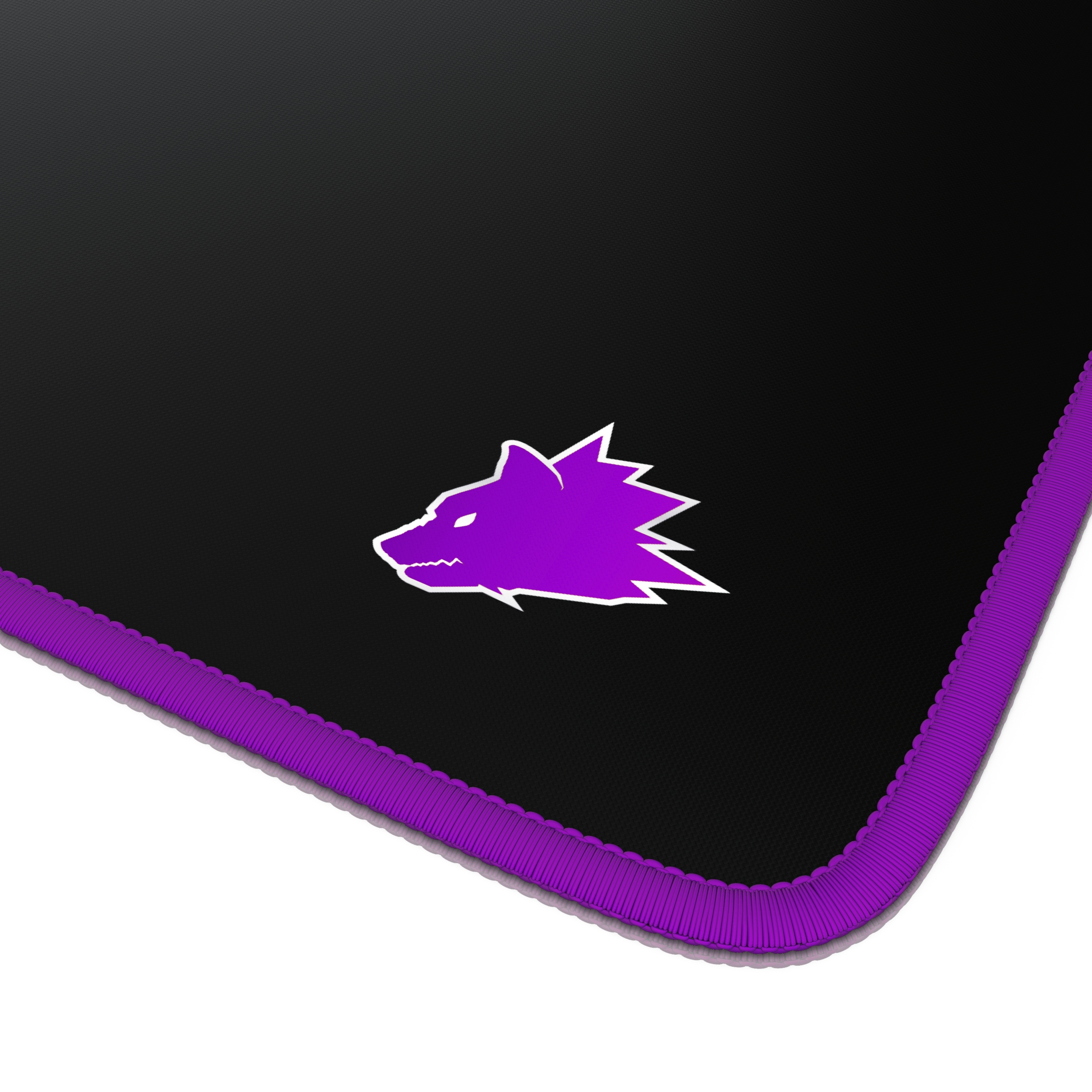 Schwarzes Mauspad mit einem lila Wolf-Logo in der Ecke und lila Nähten.