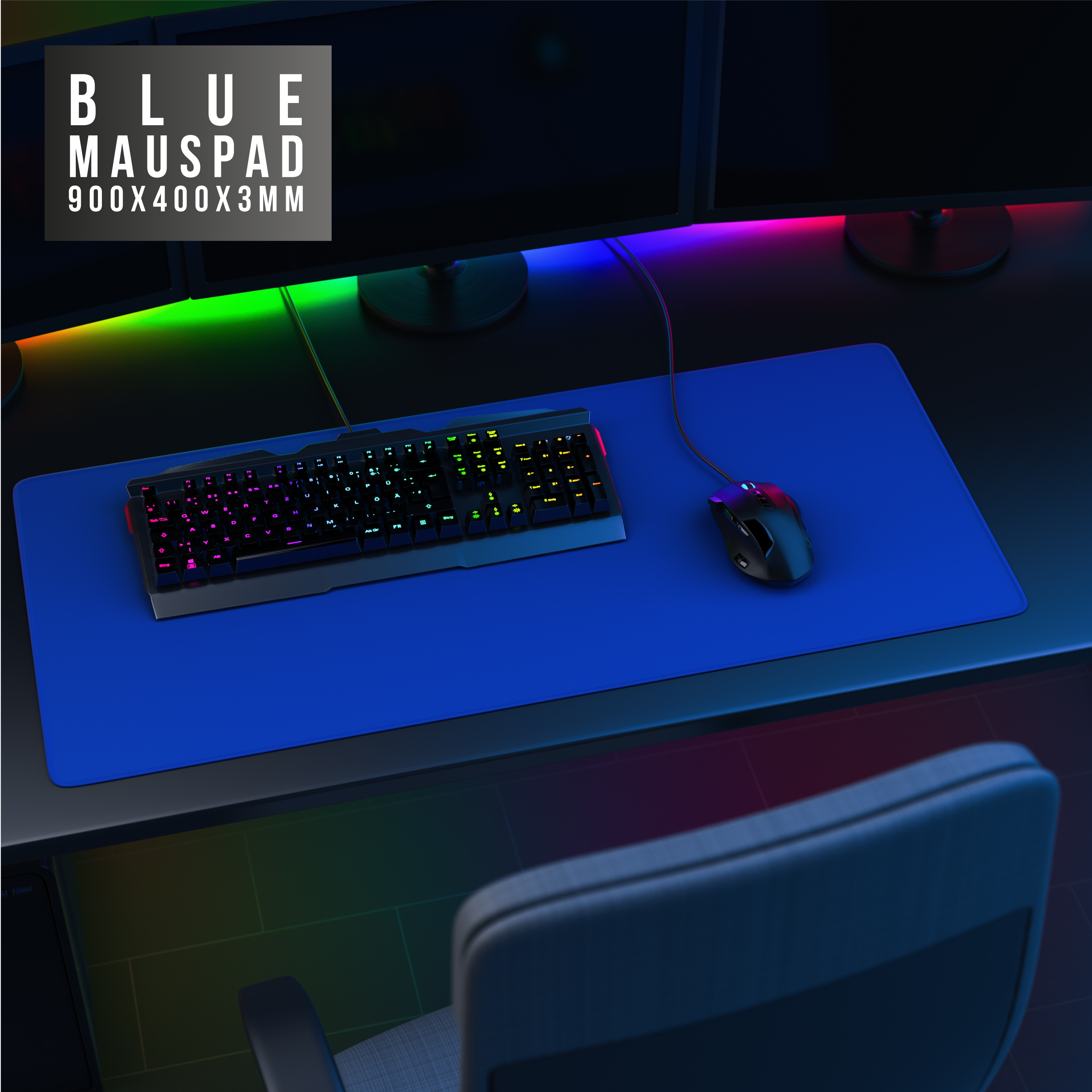 Blaue Mauspad, Tastatur und Maus auf einem Schreibtisch. Die Tastatur hat bunte Lichter, im Hintergrund Monitore.