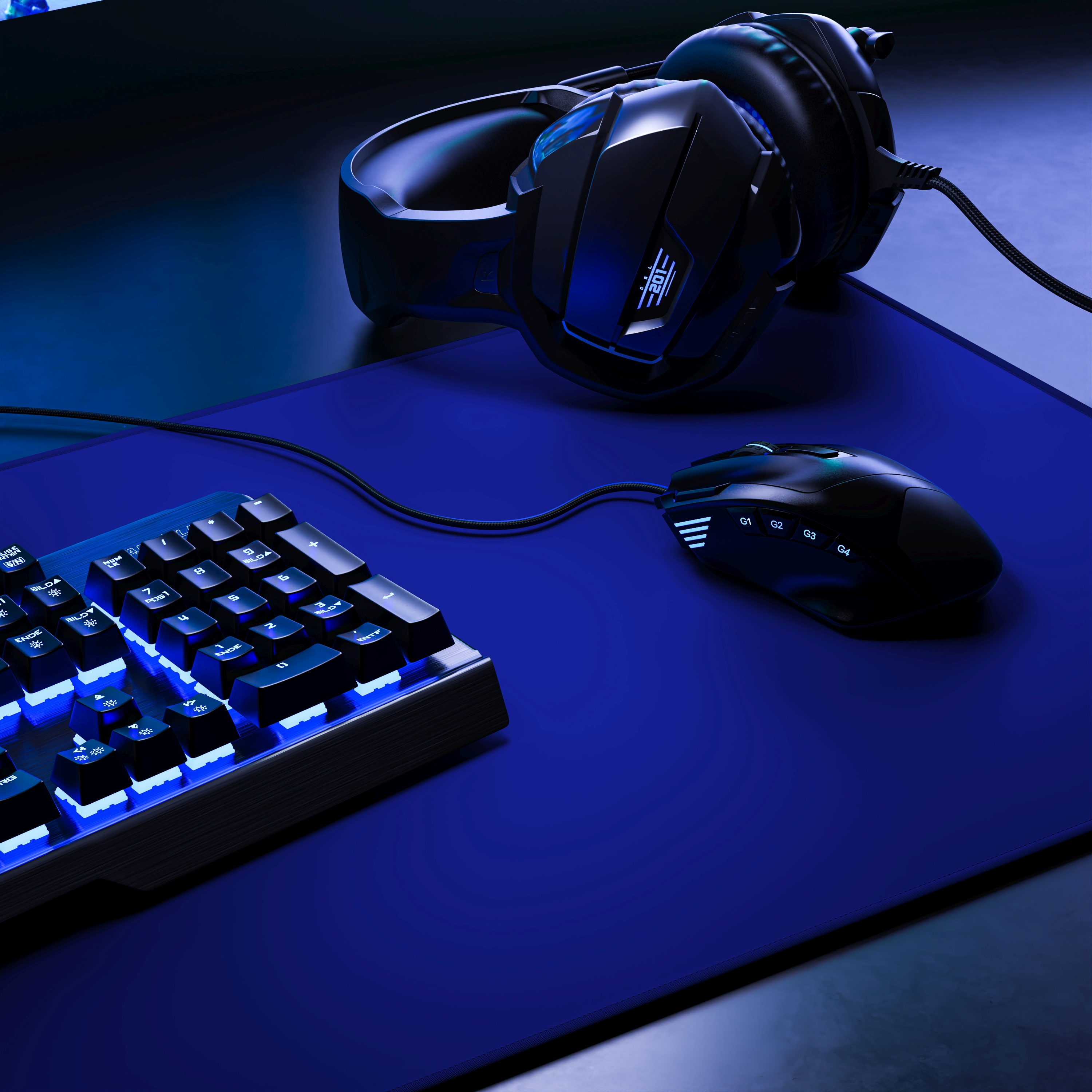 Gaming-Setup mit blauem Mauspad, Tastatur, Maus und Headset. Alle Artikel sind schwarz und blau.