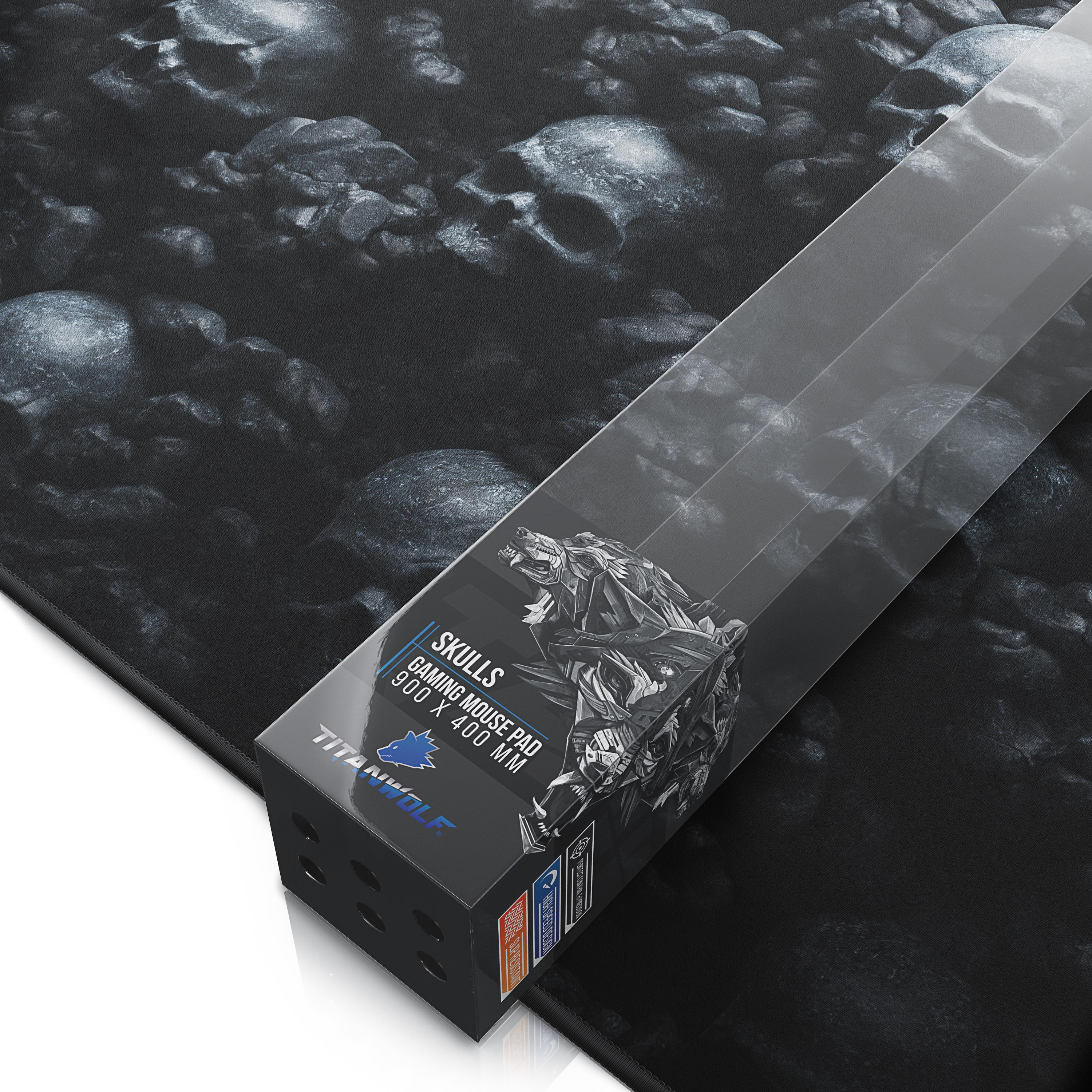 Schwarzes Gaming-Mauspad mit Totenkopf-Design. Eine Box mit dem Markennamen liegt oben.