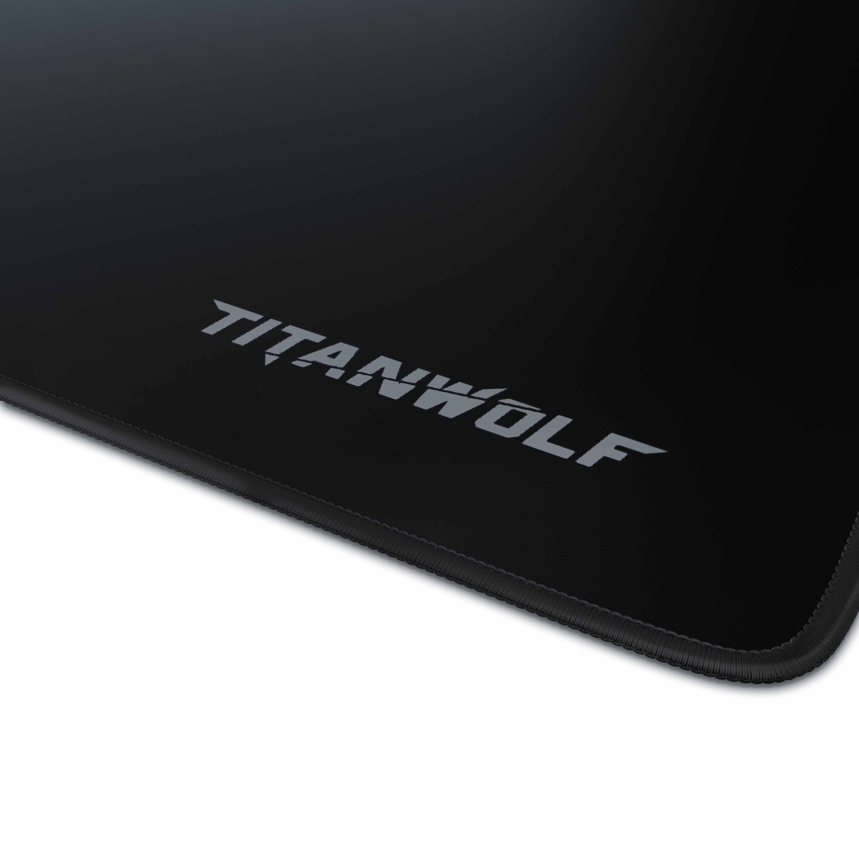 Nahaufnahme eines schwarzen Mauspads mit weißem Titanwolf-Logo darauf.