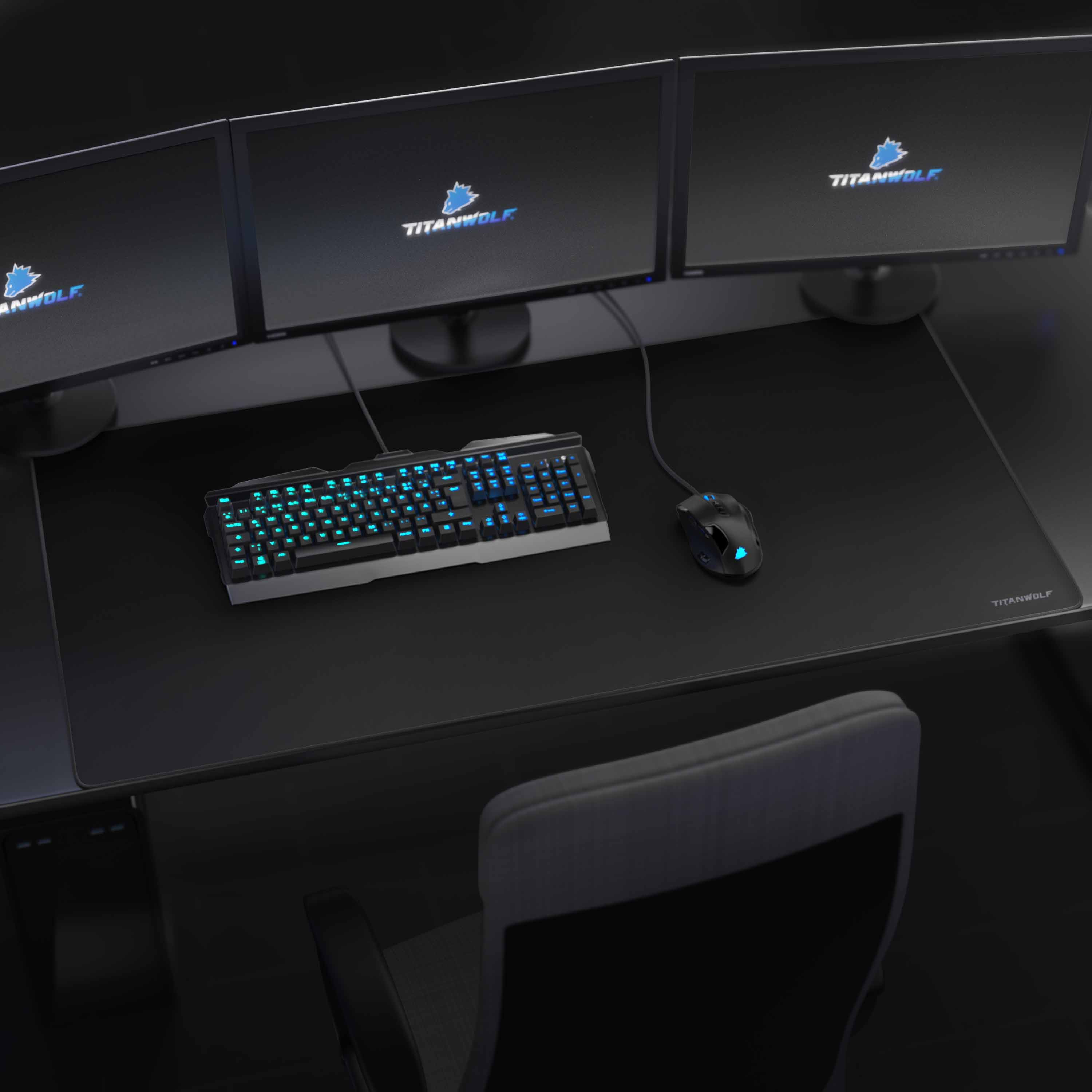 Gaming-Setup mit Monitoren, Tastatur, Maus und Mauspad.