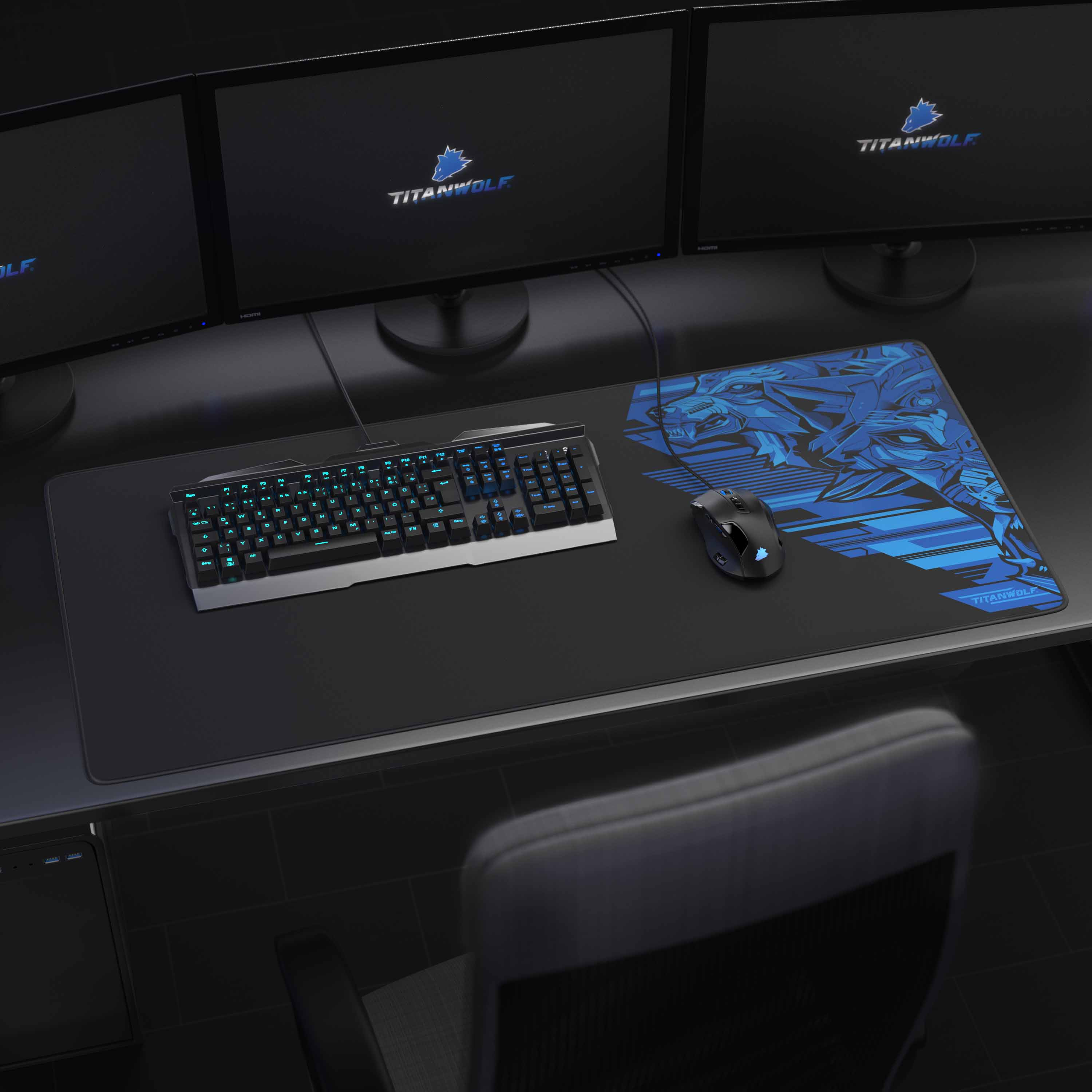 Gaming-Setup mit blau beleuchteter Tastatur, Maus und Mauspad auf dunklem Schreibtisch und Dreifachmonitoren.