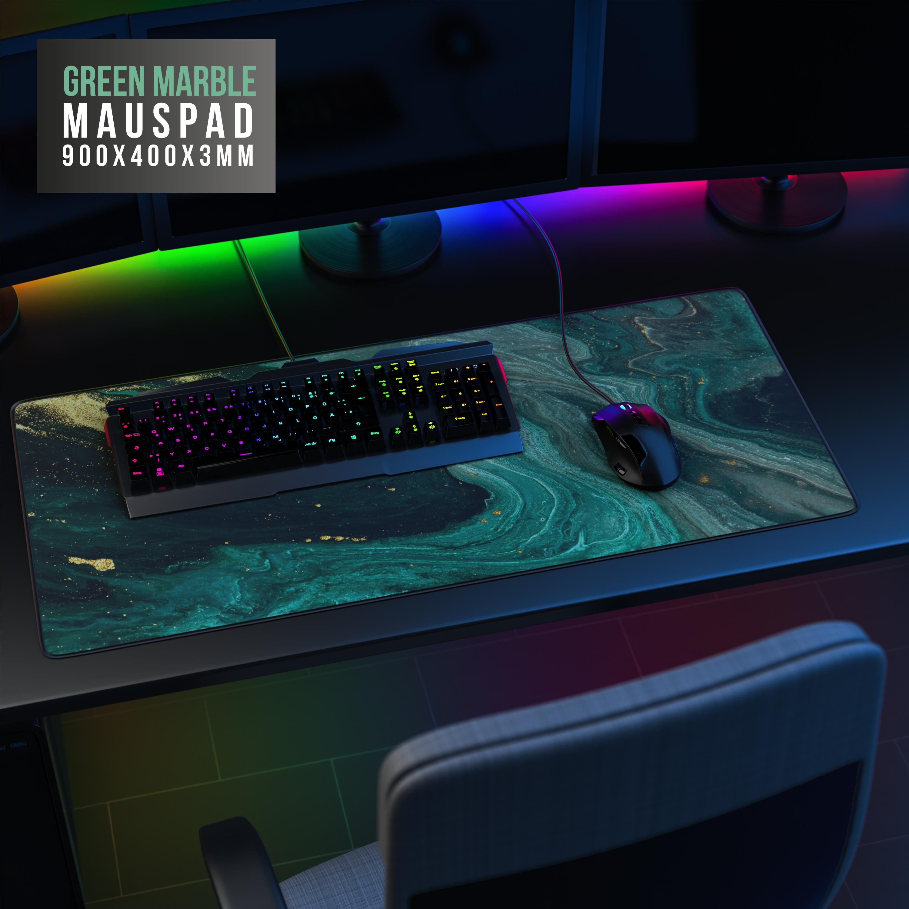 Gaming-Setup mit Mauspad im Marmor-Design, Tastatur und Maus. Bildschirme und Stuhl im Hintergrund. Grün/lila Lichter.
