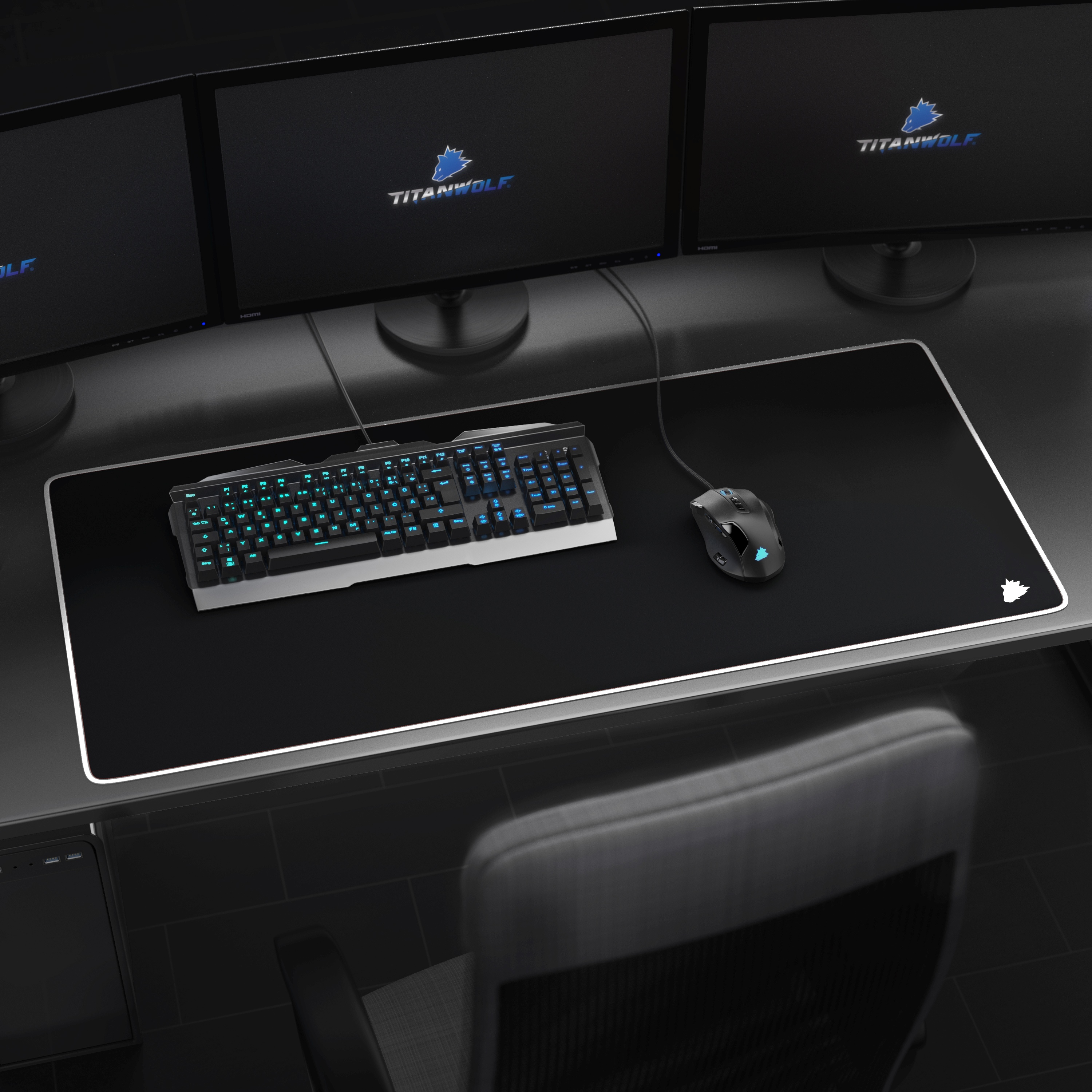 Gaming-Setup mit schwarzem Mauspad, Tastatur, Maus und drei Monitoren.