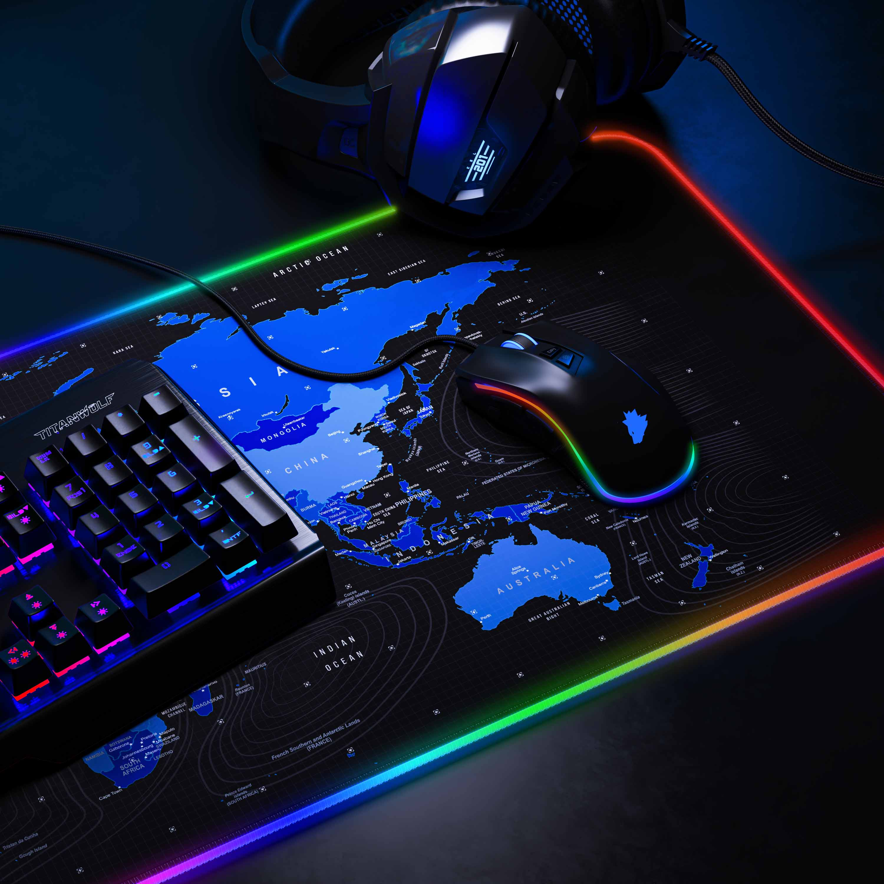 Gaming-Setup mit Maus, Tastatur und Kopfhörern auf einer Weltkarten-Mauspad mit Lichtern.