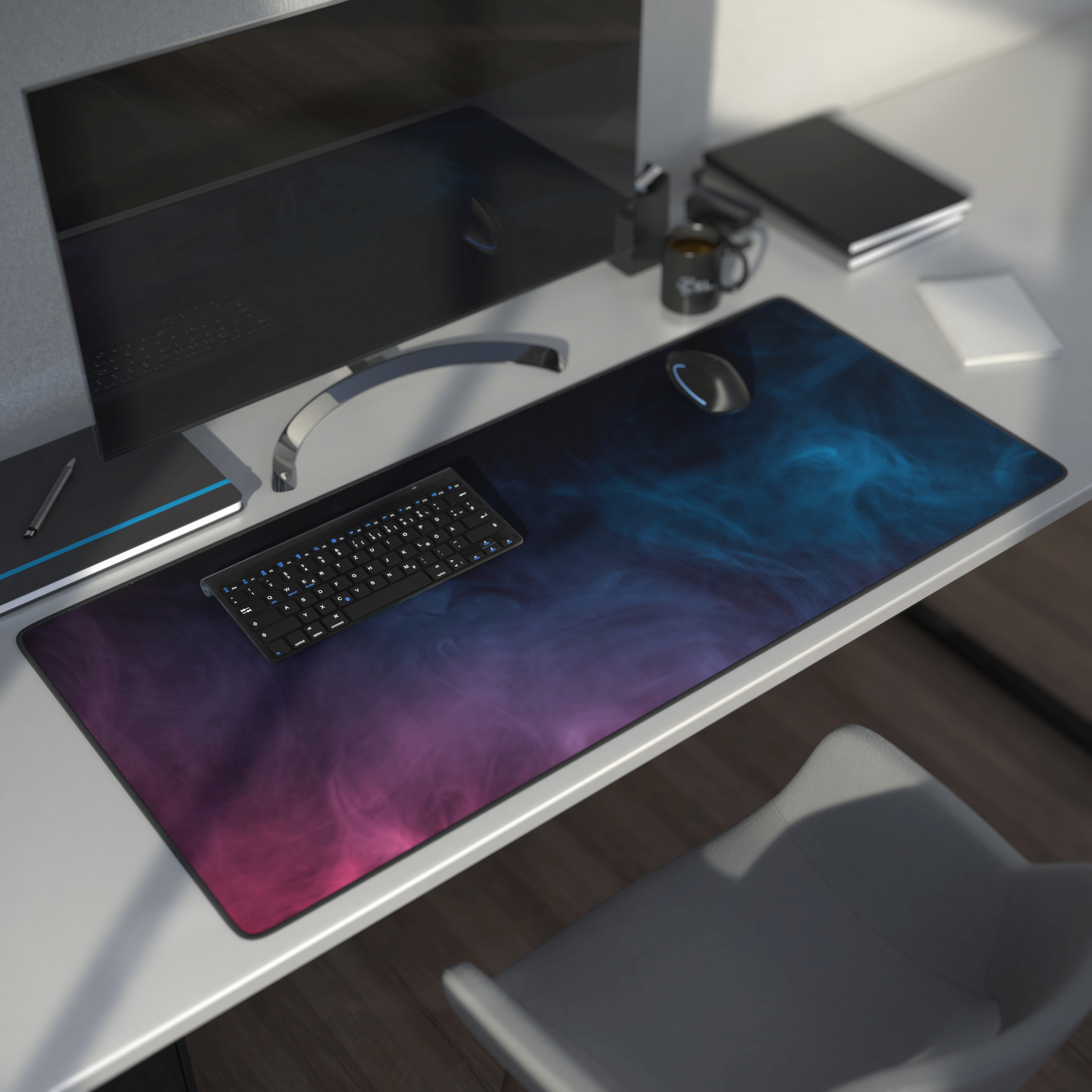 Schreibtisch mit Computer, Tastatur, Maus und Mauspad mit Rauchdesign.