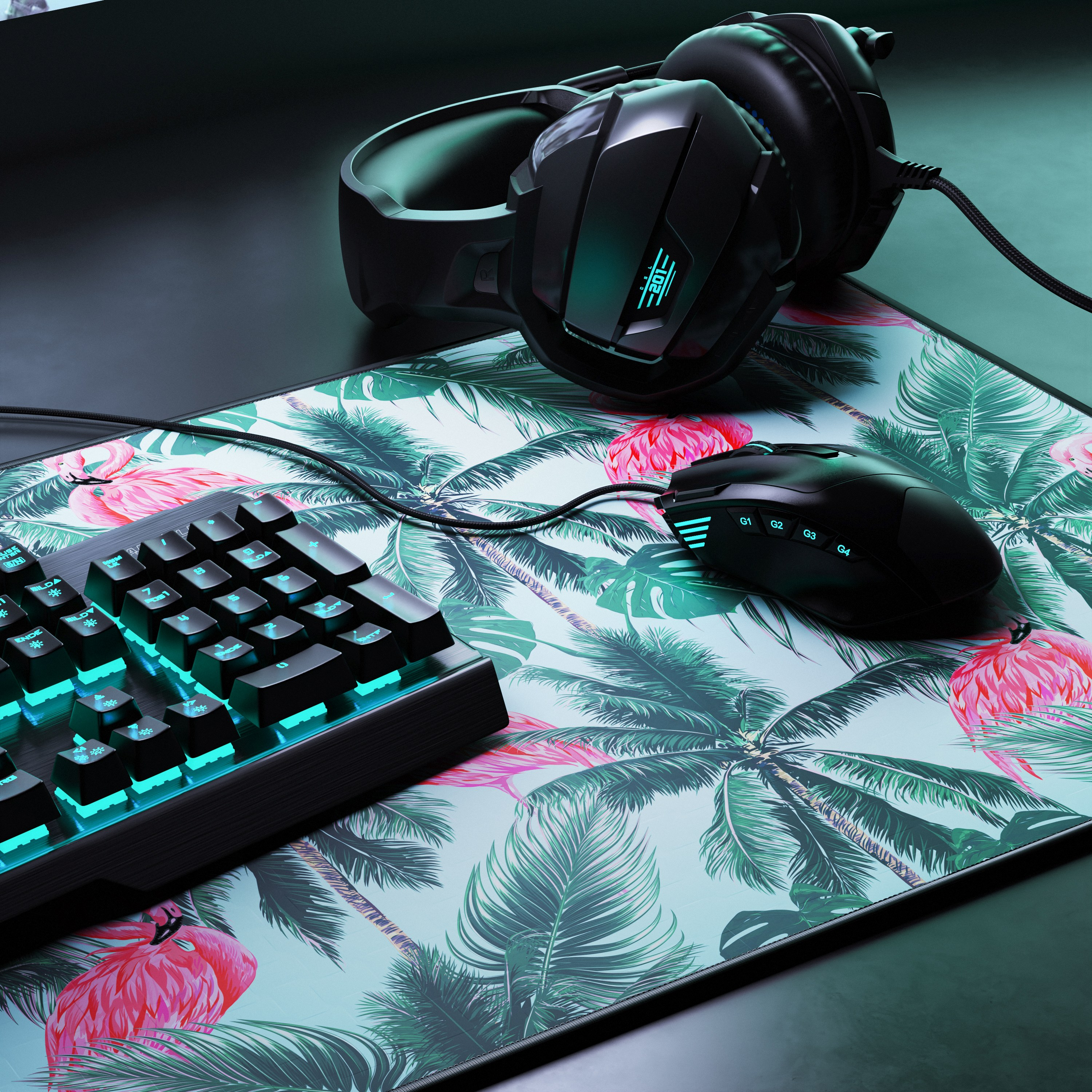 Gaming-Setup mit Flamingo-Mauspad, Tastatur, Maus und Headset. Palmen und rosa Flamingos.