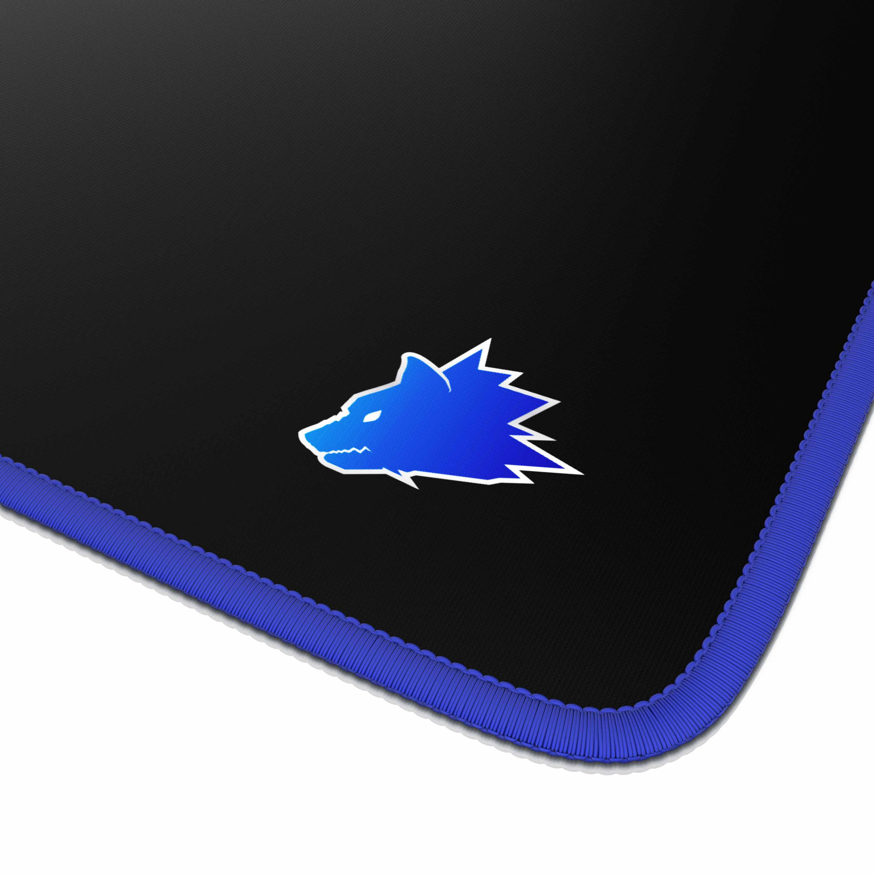 Nahaufnahme eines schwarzen Mauspads mit blauem Wolfskopf-Logo und blauem Rand.