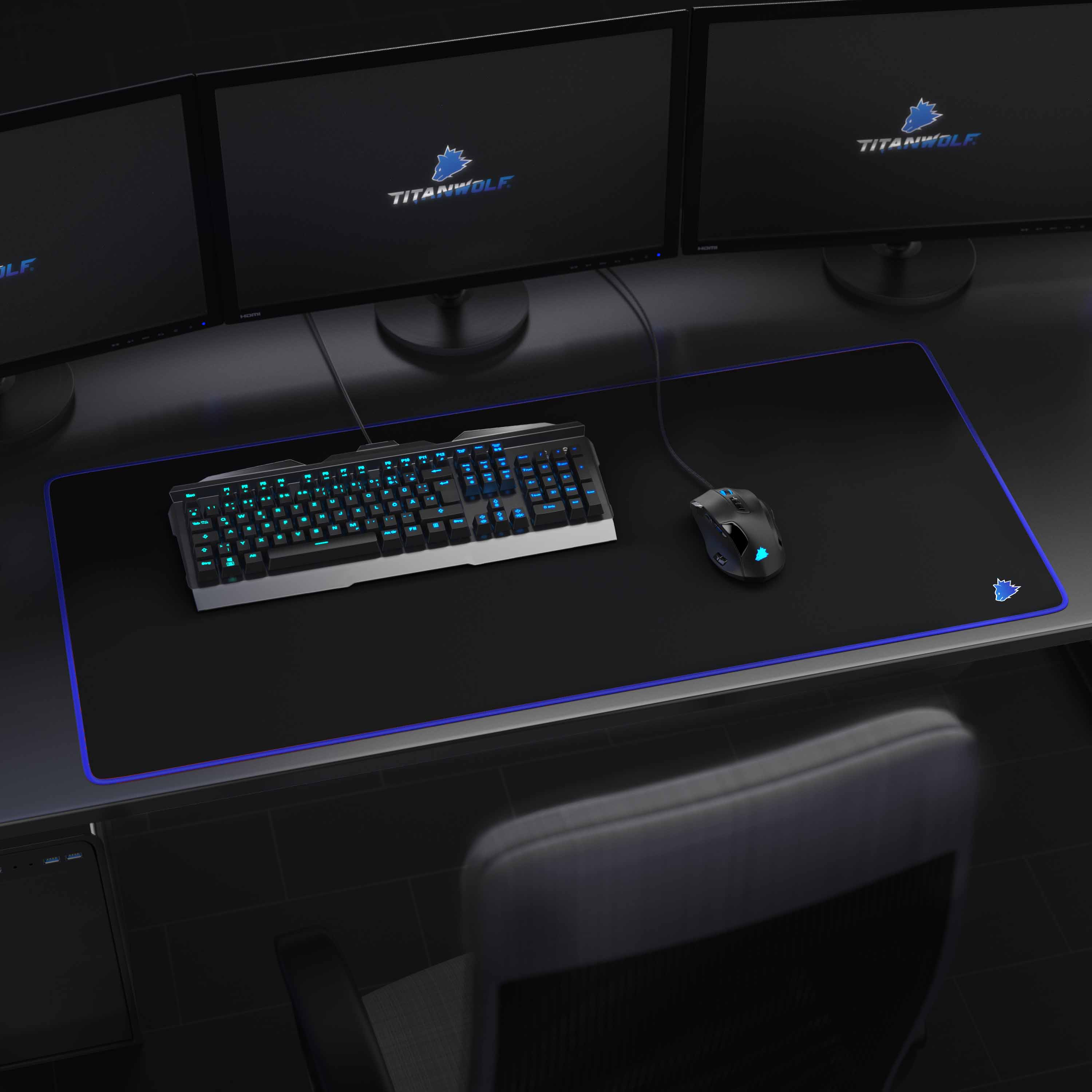 Gaming-Setup mit Monitoren, Tastatur, Maus, Mauspad und LED-Rahmen.