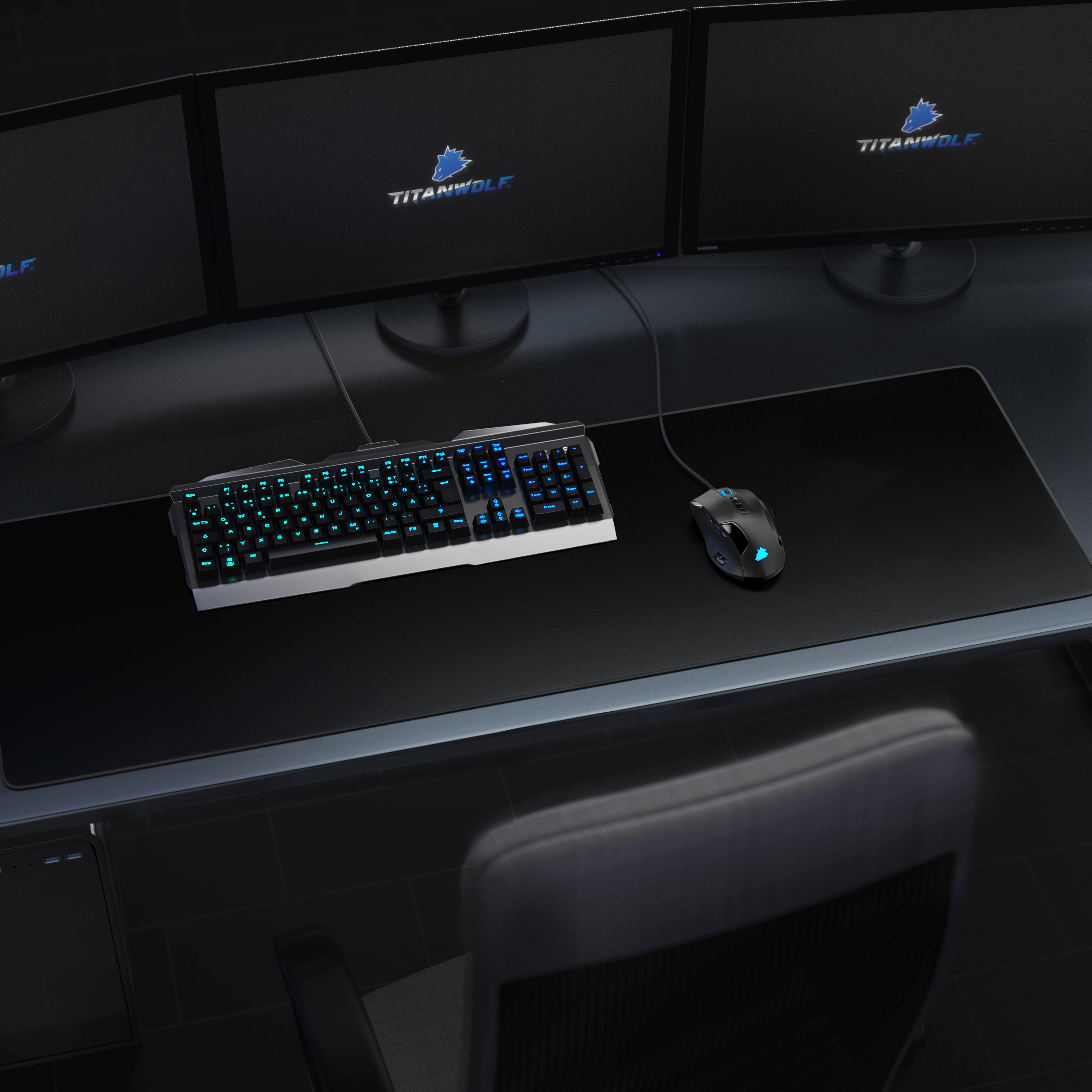 Ein Gaming-Setup mit mehreren Monitoren, einer Tastatur mit blauer Beleuchtung und einer Maus auf einem schwarzen Mauspad.
