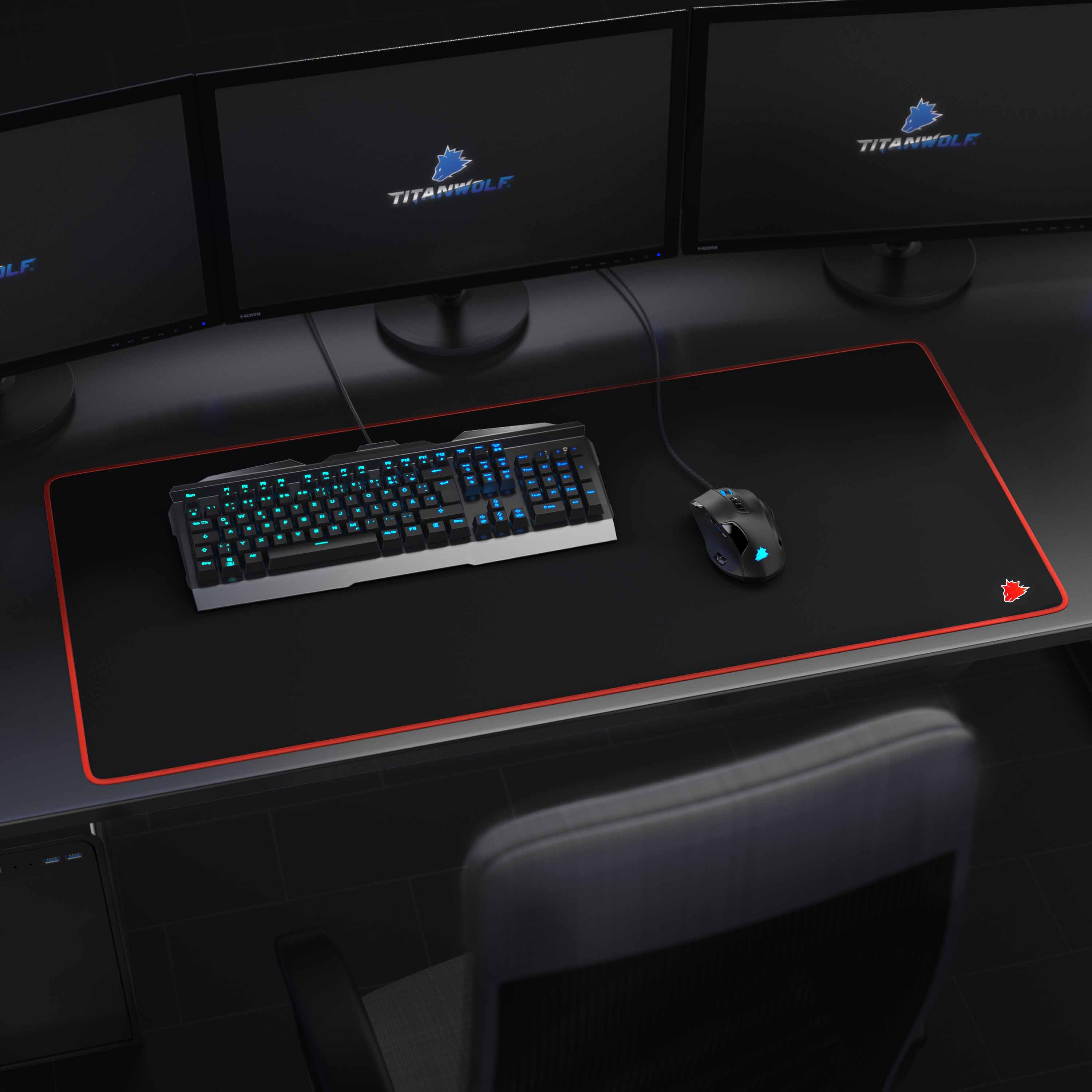 Gaming-Setup: Tastatur, Maus und drei Monitore auf einem Schreibtisch. Die Szene ist dunkel, ein Stuhl ist sichtbar.