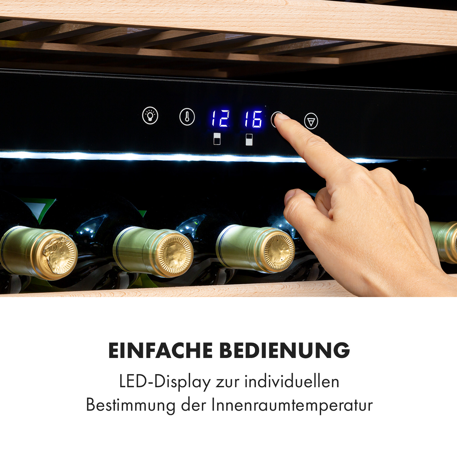 Cantinetta con bottiglie all'interno. Mano che tocca il display digitale. Testo: Funzionamento facile.