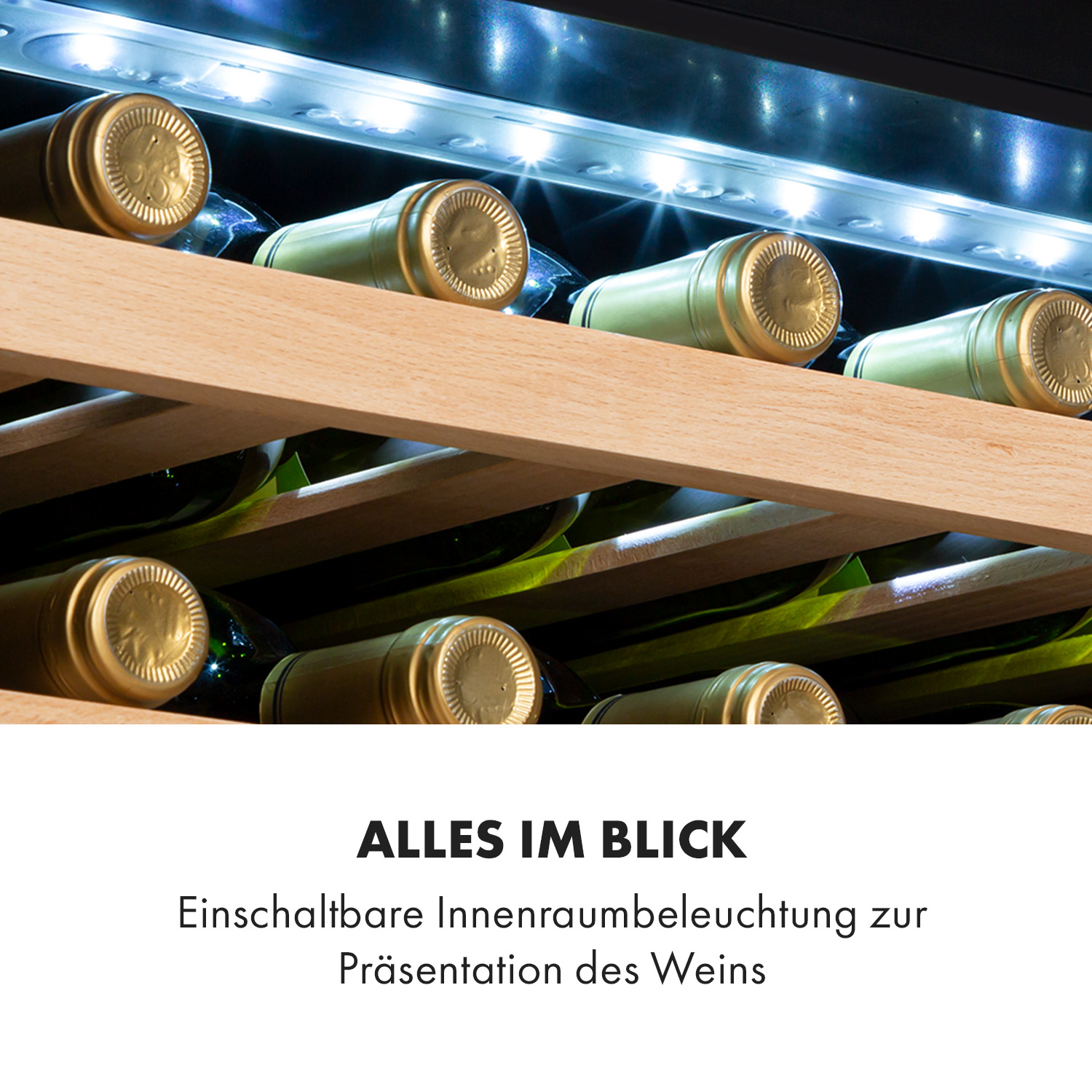 Bottiglie di vino in un frigo per vini con illuminazione sopra ripiani in legno.
