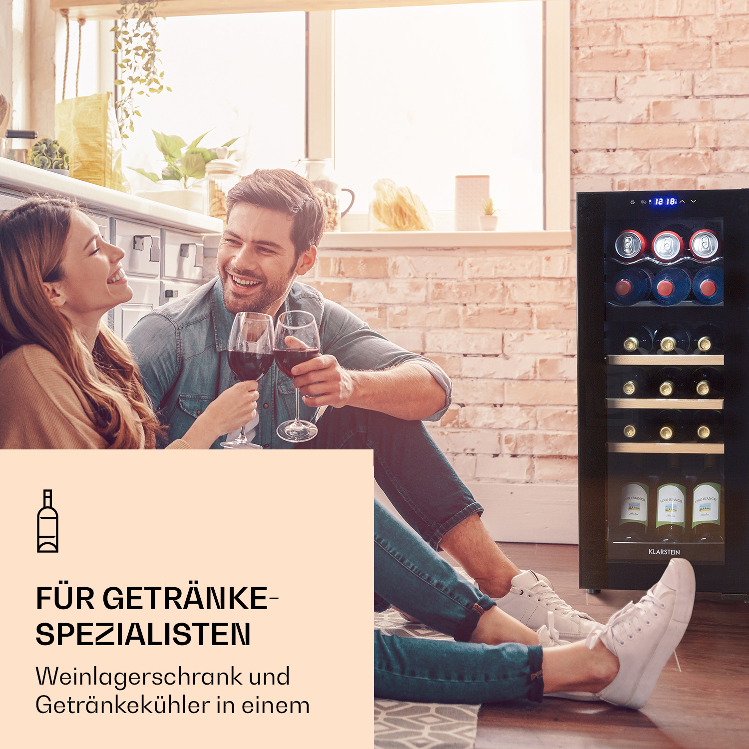 Una pareja brinda con copas de vino cerca de una vinoteca. La pareja sonríe y está feliz.