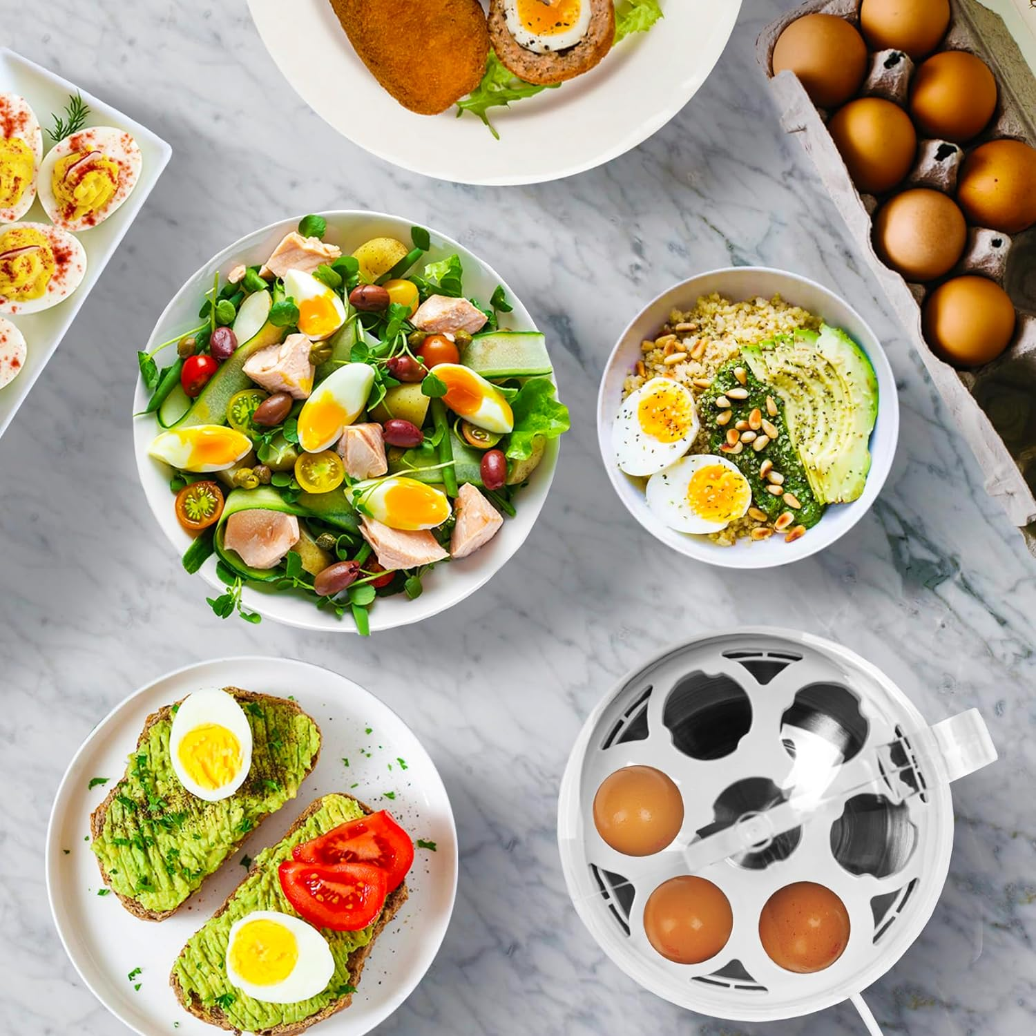 Verschiedene Eierspeisen, darunter Salate, Avocado-Toast und Eierkocher.