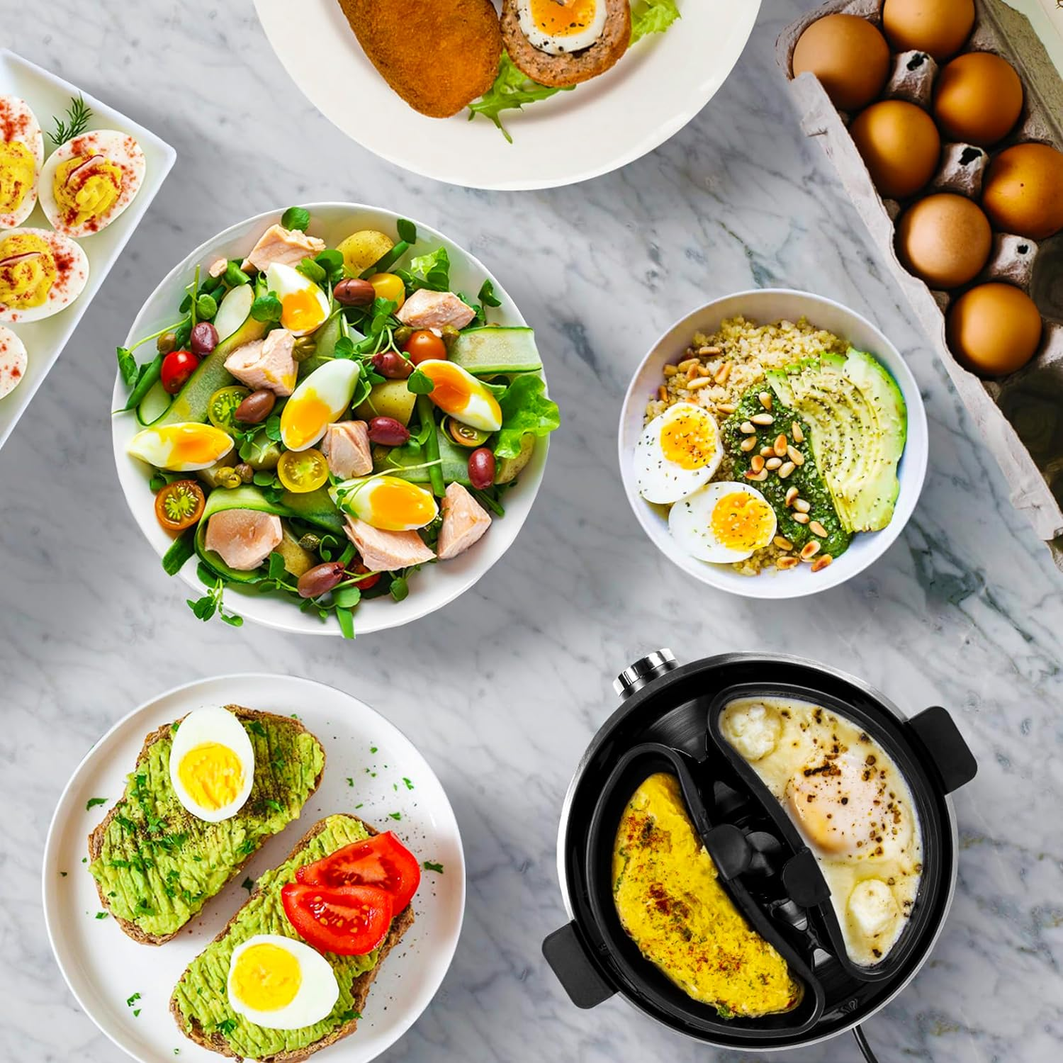 Varios platos con huevos. Incluye ensaladas, tostadas y un procesador de alimentos.