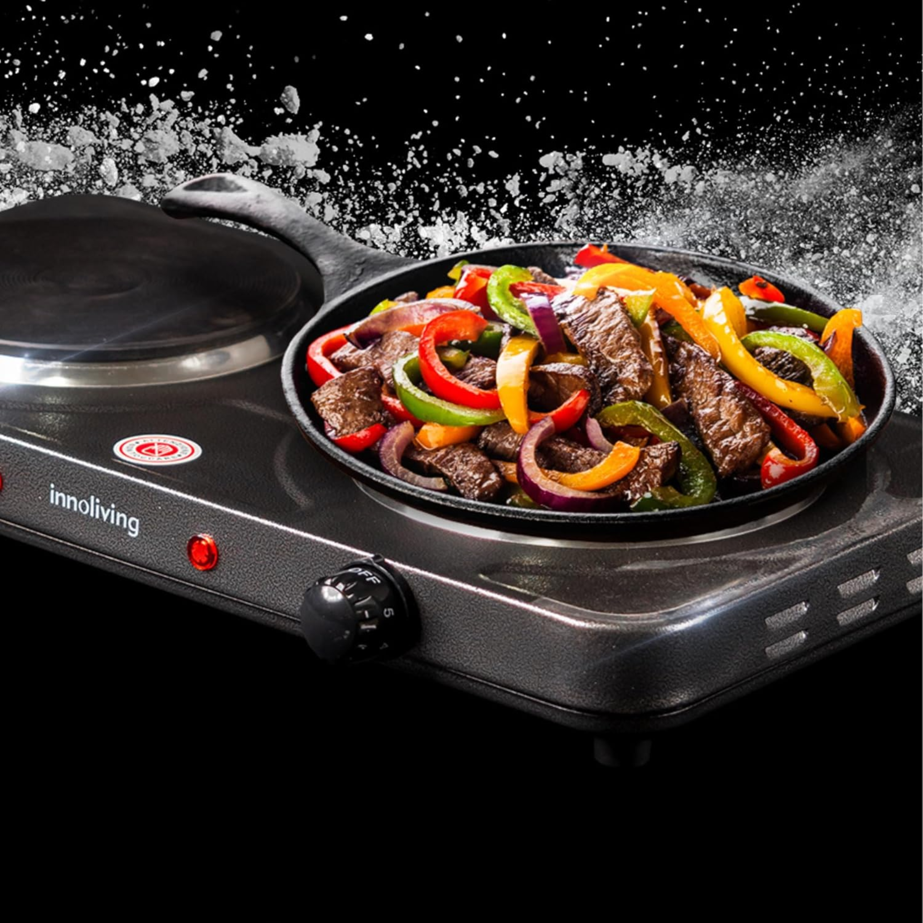 Fajitas che cuociono su una piastra calda. Cibo sfrigolante con peperoni e cipolle colorati.