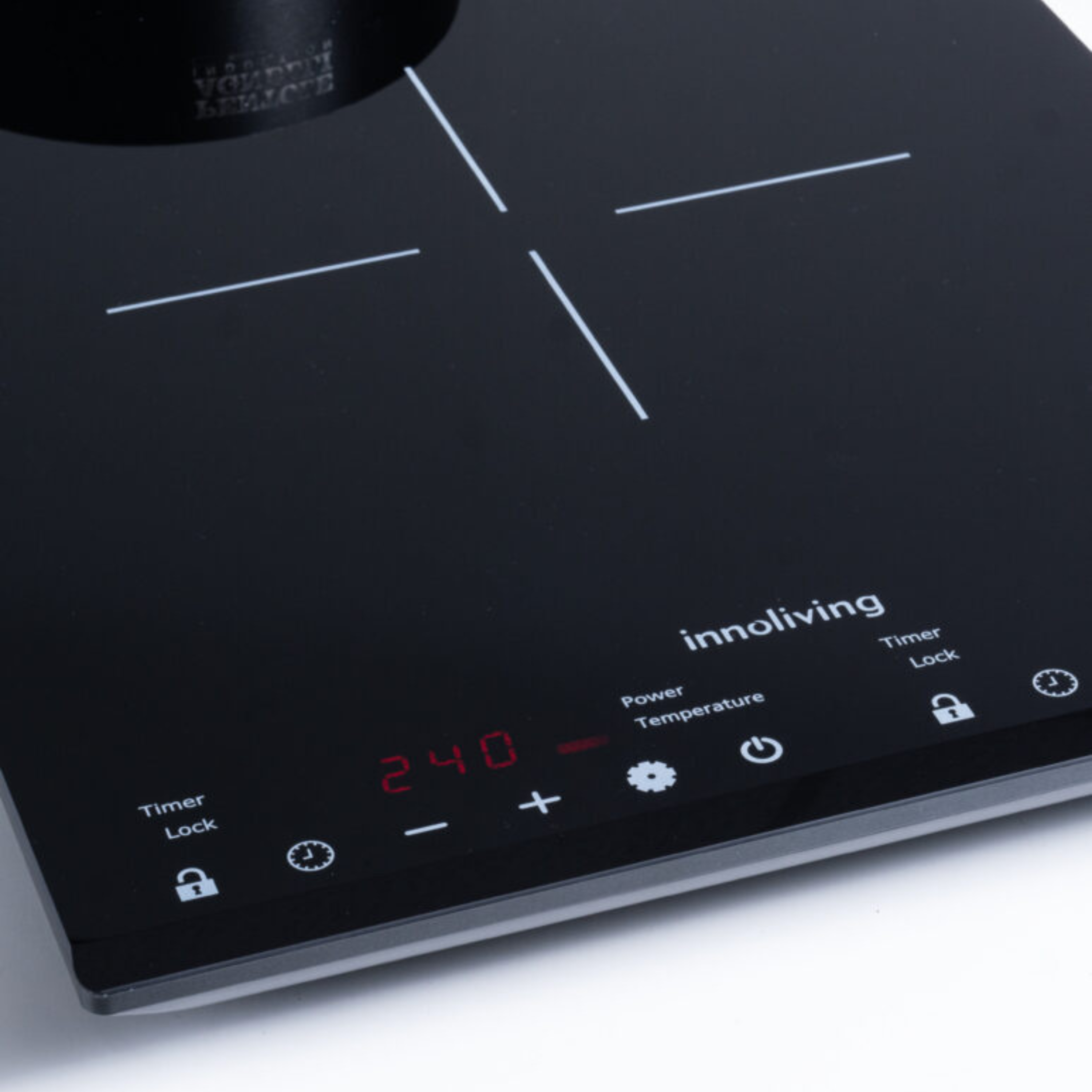 Primo piano di un piano cottura a induzione nero con comandi touch e display digitale rosso.