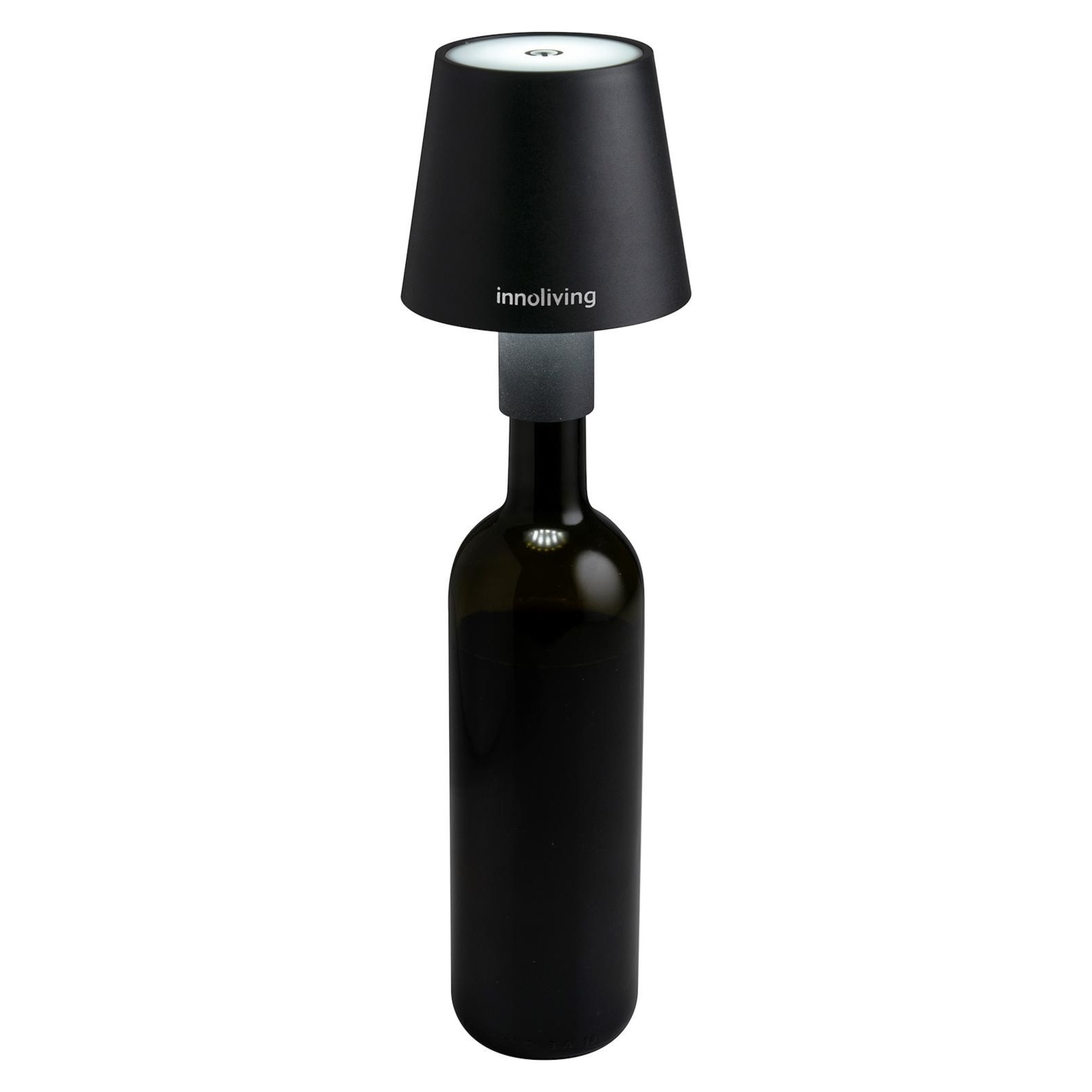 Lampada nera sopra una bottiglia di vino. Paralume nero. Sfondo bianco.