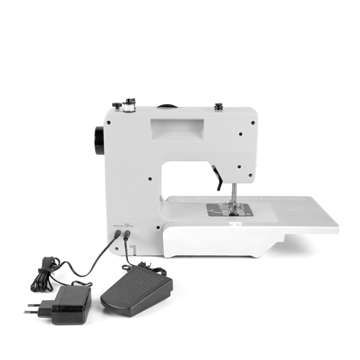 Biała maszyna do szycia z czarnymi detalami, zasilaczem i pedałem na białej powierzchni.